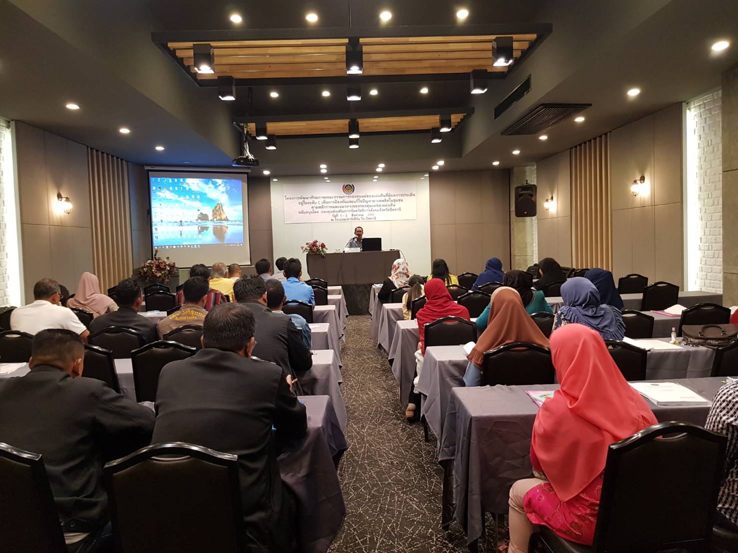 พช.ปัตตานี จัดประชุมโครงการพัฒนาศักยภาพคณะกรรมการกองทุนแม่ของแผ่นดินที่มีผลการประเมินอยู่ใน ระดับ C ในการป้องกันปัญหายาเสพติดและแก้ไขปัญหายาเสพติดในระดับชุมชน