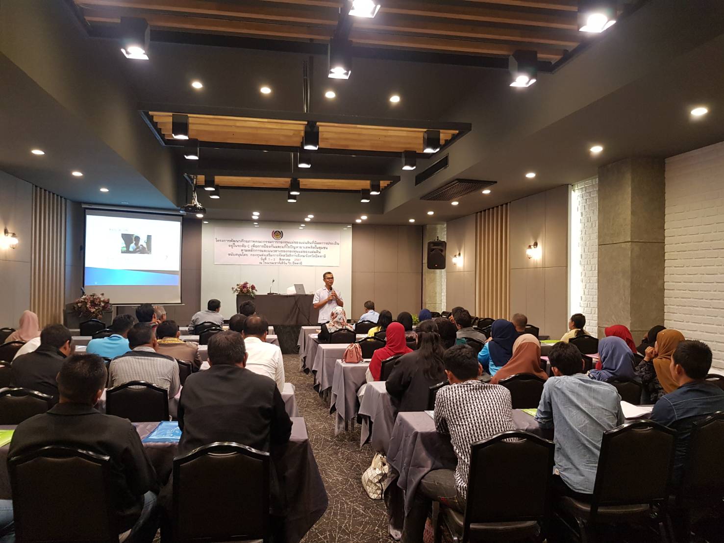 พช.ปัตตานี จัดประชุมโครงการพัฒนาศักยภาพคณะกรรมการกองทุนแม่ของแผ่นดินที่มีผลการประเมินอยู่ใน ระดับ C ในการป้องกันปัญหายาเสพติดและแก้ไขปัญหายาเสพติดในระดับชุมชน