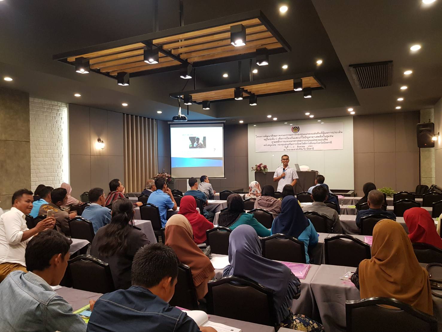 พช.ปัตตานี จัดประชุมโครงการพัฒนาศักยภาพคณะกรรมการกองทุนแม่ของแผ่นดินที่มีผลการประเมินอยู่ใน ระดับ C ในการป้องกันปัญหายาเสพติดและแก้ไขปัญหายาเสพติดในระดับชุมชน