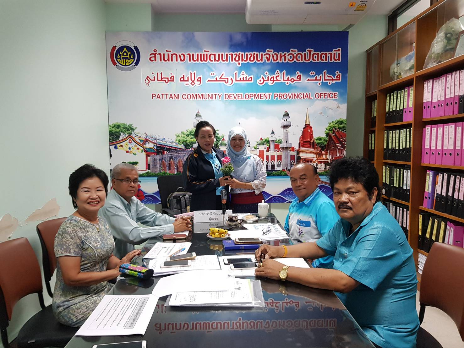 นางปราณี รัตนประยูร ผู้ตรวจราชการกรมการพัฒนาชุน ลงพื้นที่ติดตามผลการดำเนินงานฯ