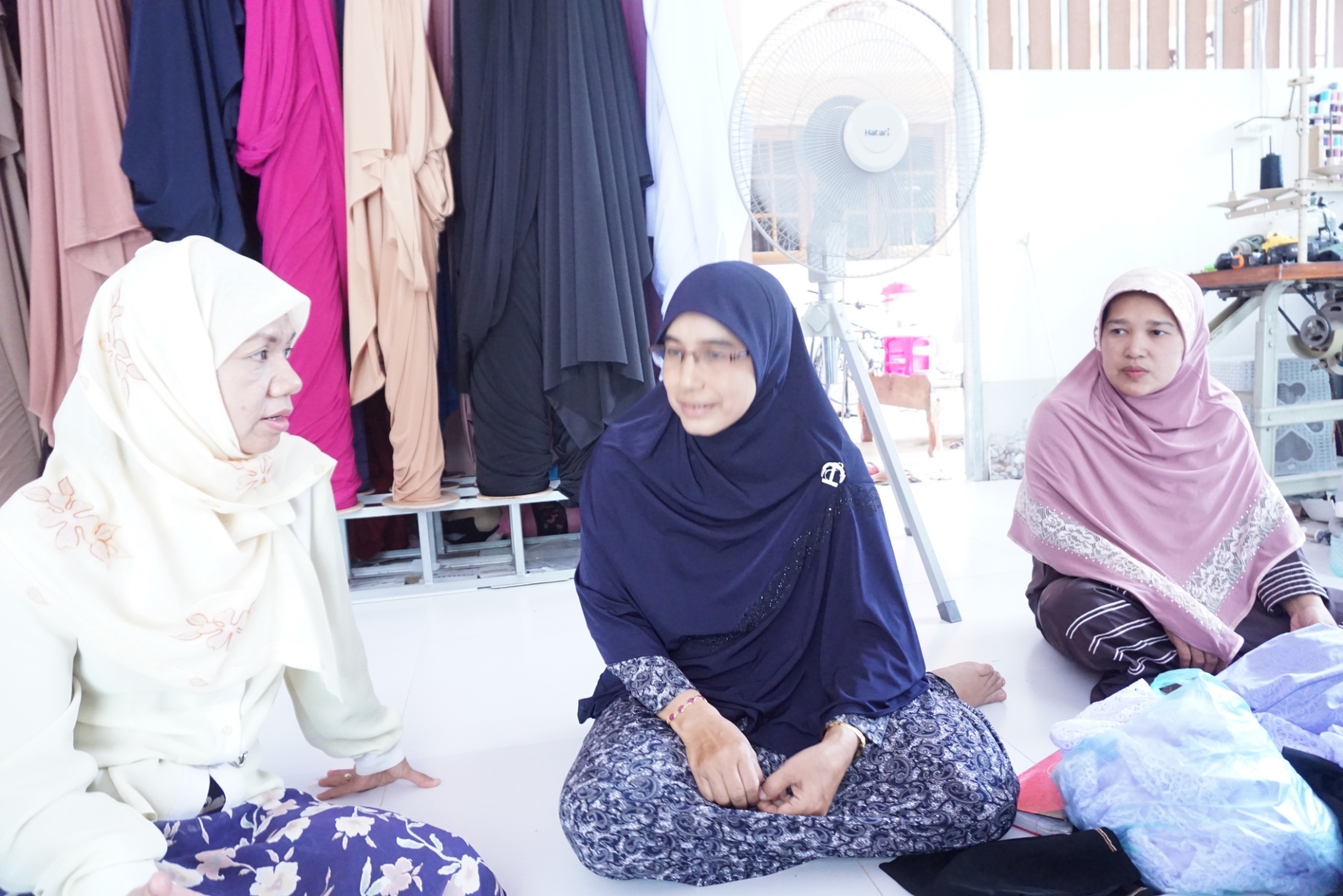 พช.ปัตตานี ลงพื้นที่อำเภอทุ่งยางแดง ติดตามกลุ่มอาชีพกู้ยืมเงินดีเด่น “กลุ่มสตรีปักจักรบ้านข่าลิง”