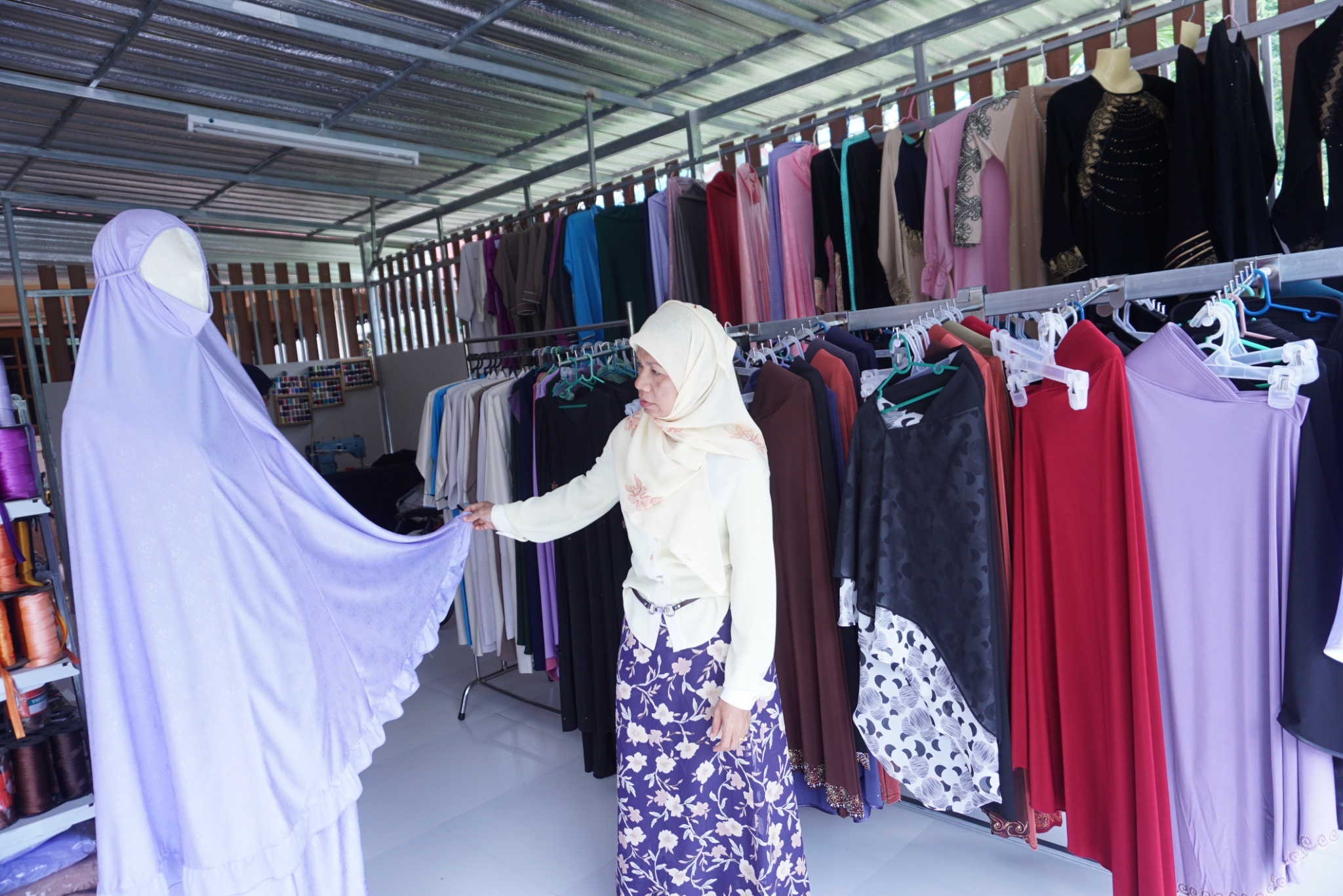 พช.ปัตตานี ลงพื้นที่อำเภอทุ่งยางแดง ติดตามกลุ่มอาชีพกู้ยืมเงินดีเด่น “กลุ่มสตรีปักจักรบ้านข่าลิง”