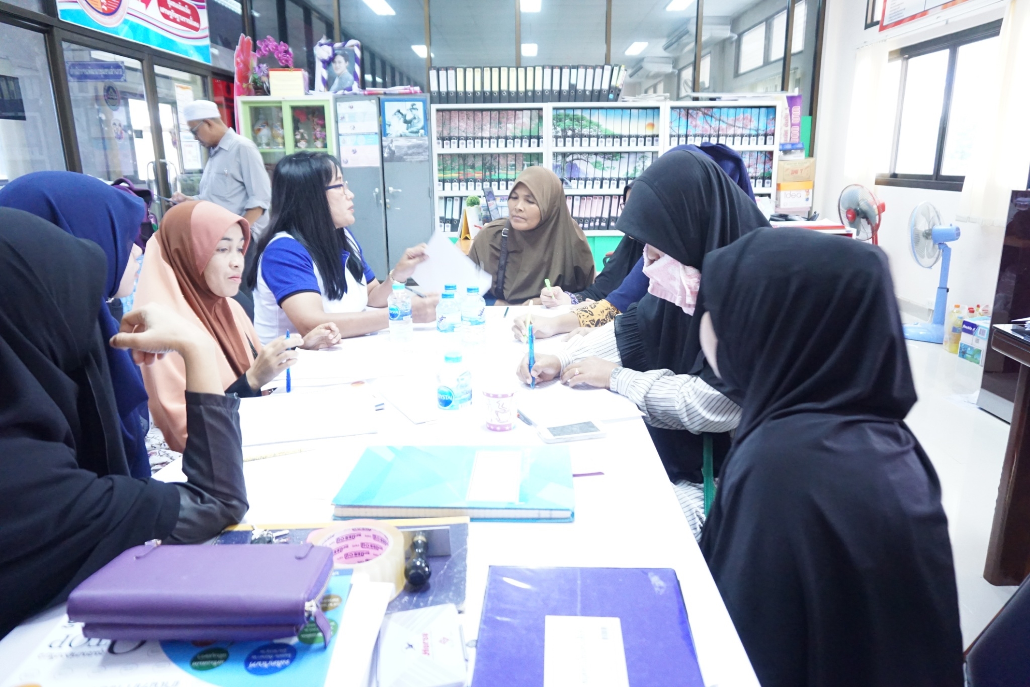 พช.ปัตตานี ลงพื้นที่อำเภอทุ่งยางแดง ติดตามกลุ่มอาชีพกู้ยืมเงินดีเด่น “กลุ่มสตรีปักจักรบ้านข่าลิง”