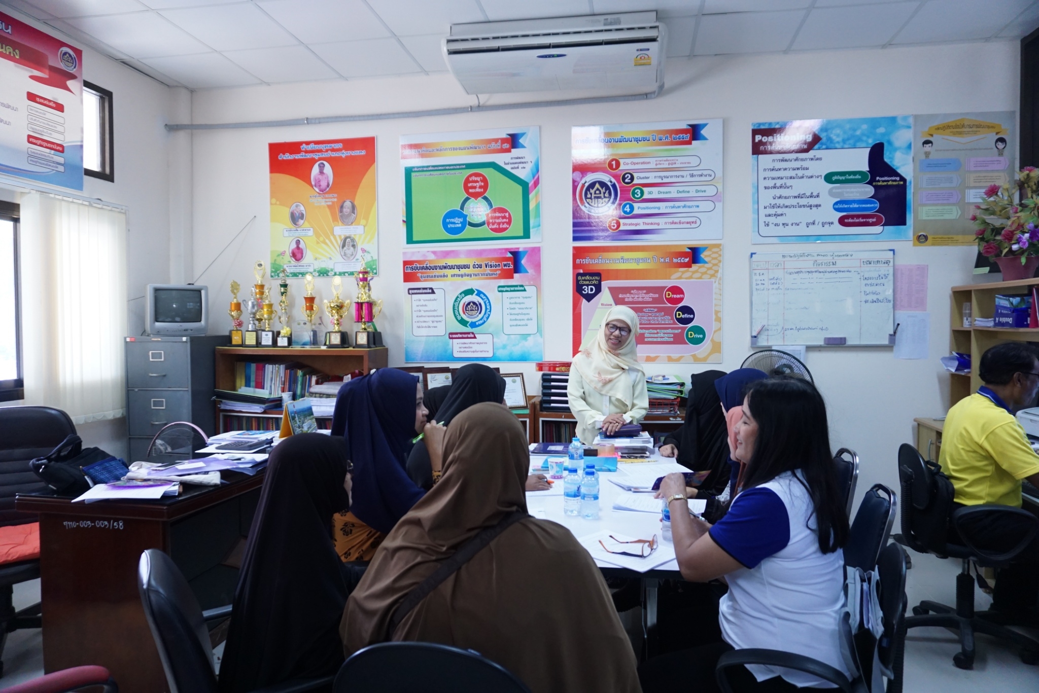 พช.ปัตตานี ลงพื้นที่อำเภอทุ่งยางแดง ติดตามกลุ่มอาชีพกู้ยืมเงินดีเด่น “กลุ่มสตรีปักจักรบ้านข่าลิง”