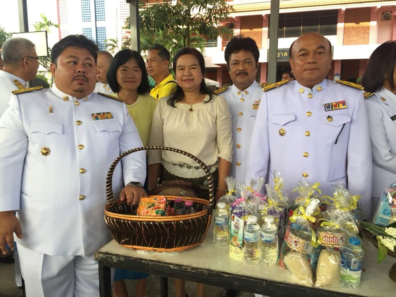 พัฒนาการจังหวัดปัตตานี ร่วมพิธีทำบุญตักบาตรพระสงฆ์ เพื่อถวายเป็นพระราชกุศลเนื่องในวันคล้ายวันสวรรคตพระบาทสมเด็จพระปรมินทรมหาภูมิพลอดุลยเดช บรมนาถบพิตร รัชกาลที่ 9