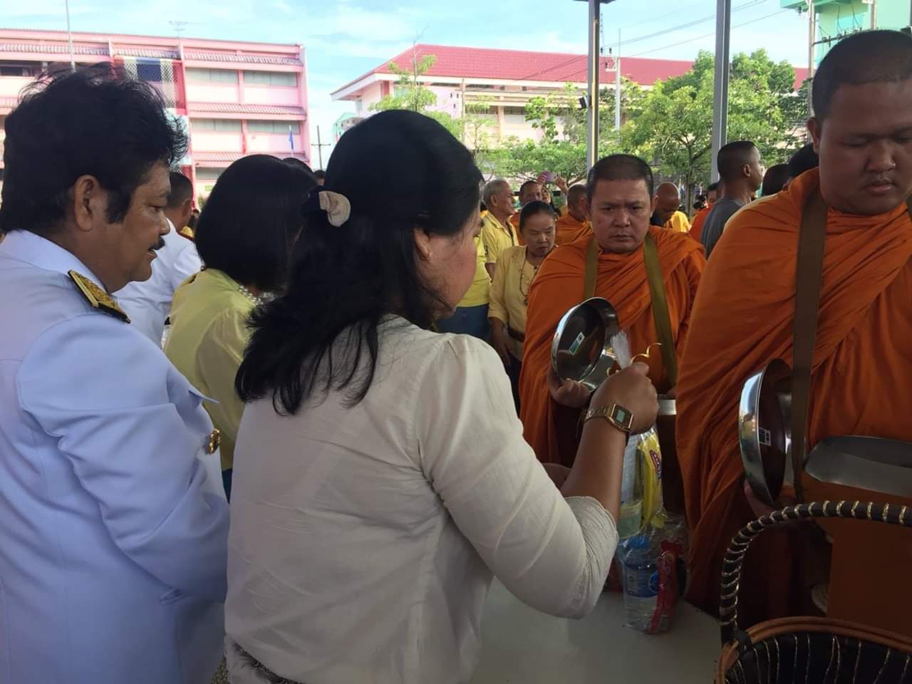 พัฒนาการจังหวัดปัตตานี ร่วมพิธีทำบุญตักบาตรพระสงฆ์ เพื่อถวายเป็นพระราชกุศลเนื่องในวันคล้ายวันสวรรคตพระบาทสมเด็จพระปรมินทรมหาภูมิพลอดุลยเดช บรมนาถบพิตร รัชกาลที่ 9