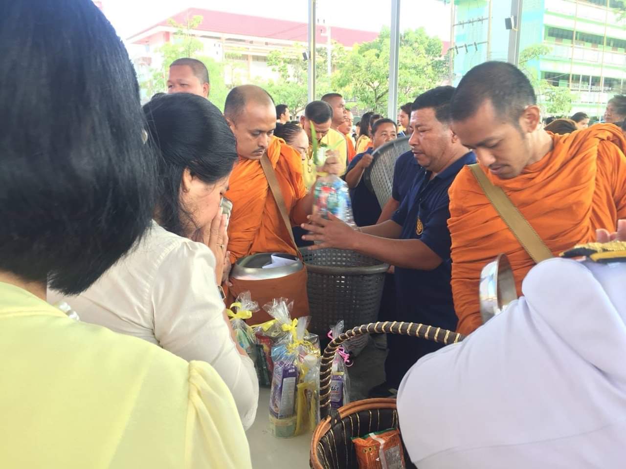 พัฒนาการจังหวัดปัตตานี ร่วมพิธีทำบุญตักบาตรพระสงฆ์ เพื่อถวายเป็นพระราชกุศลเนื่องในวันคล้ายวันสวรรคตพระบาทสมเด็จพระปรมินทรมหาภูมิพลอดุลยเดช บรมนาถบพิตร รัชกาลที่ 9