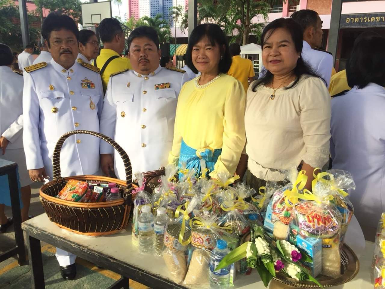 พัฒนาการจังหวัดปัตตานี ร่วมพิธีทำบุญตักบาตรพระสงฆ์ เพื่อถวายเป็นพระราชกุศลเนื่องในวันคล้ายวันสวรรคตพระบาทสมเด็จพระปรมินทรมหาภูมิพลอดุลยเดช บรมนาถบพิตร รัชกาลที่ 9