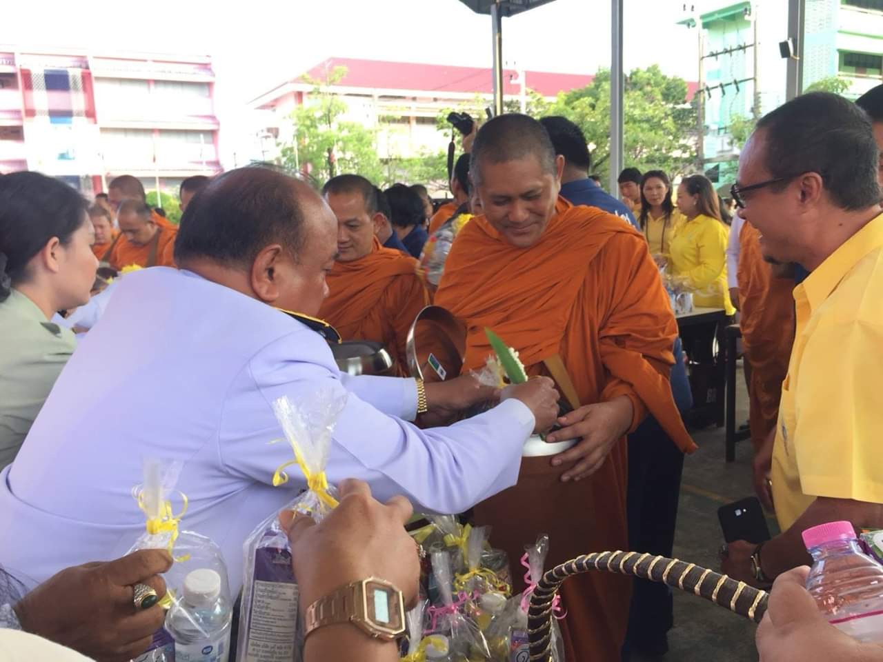 พัฒนาการจังหวัดปัตตานี ร่วมพิธีทำบุญตักบาตรพระสงฆ์ เพื่อถวายเป็นพระราชกุศลเนื่องในวันคล้ายวันสวรรคตพระบาทสมเด็จพระปรมินทรมหาภูมิพลอดุลยเดช บรมนาถบพิตร รัชกาลที่ 9