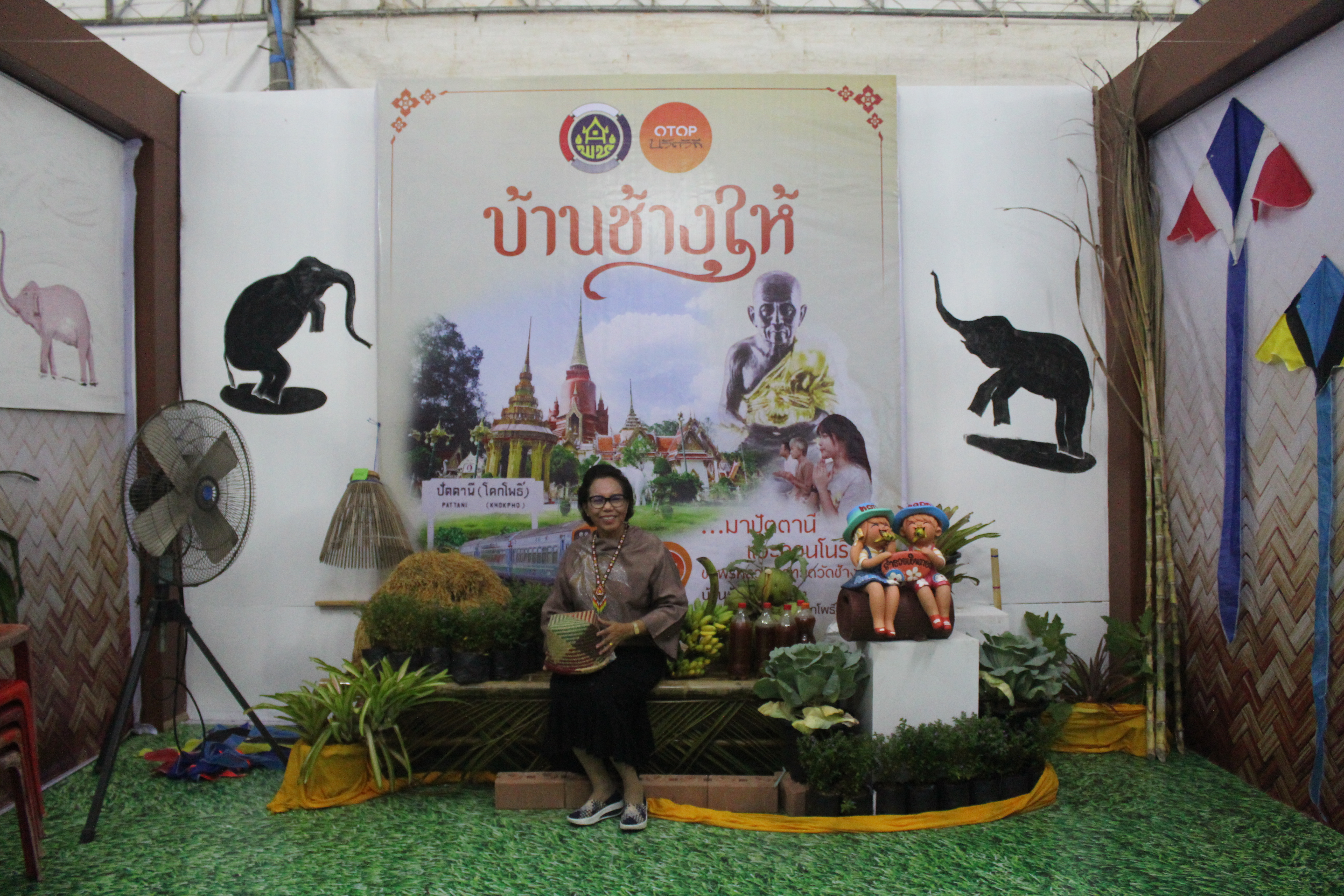 นางปราณี รัตนประยูร ผู้ตรวจราชการกรมฯ ร่วมเป็นเกียรติในกิจกรรมการประกวดจัดสำรับอาหารพื้นถิ่น จาก 12 อำเภอ จังหวัดปัตตานี