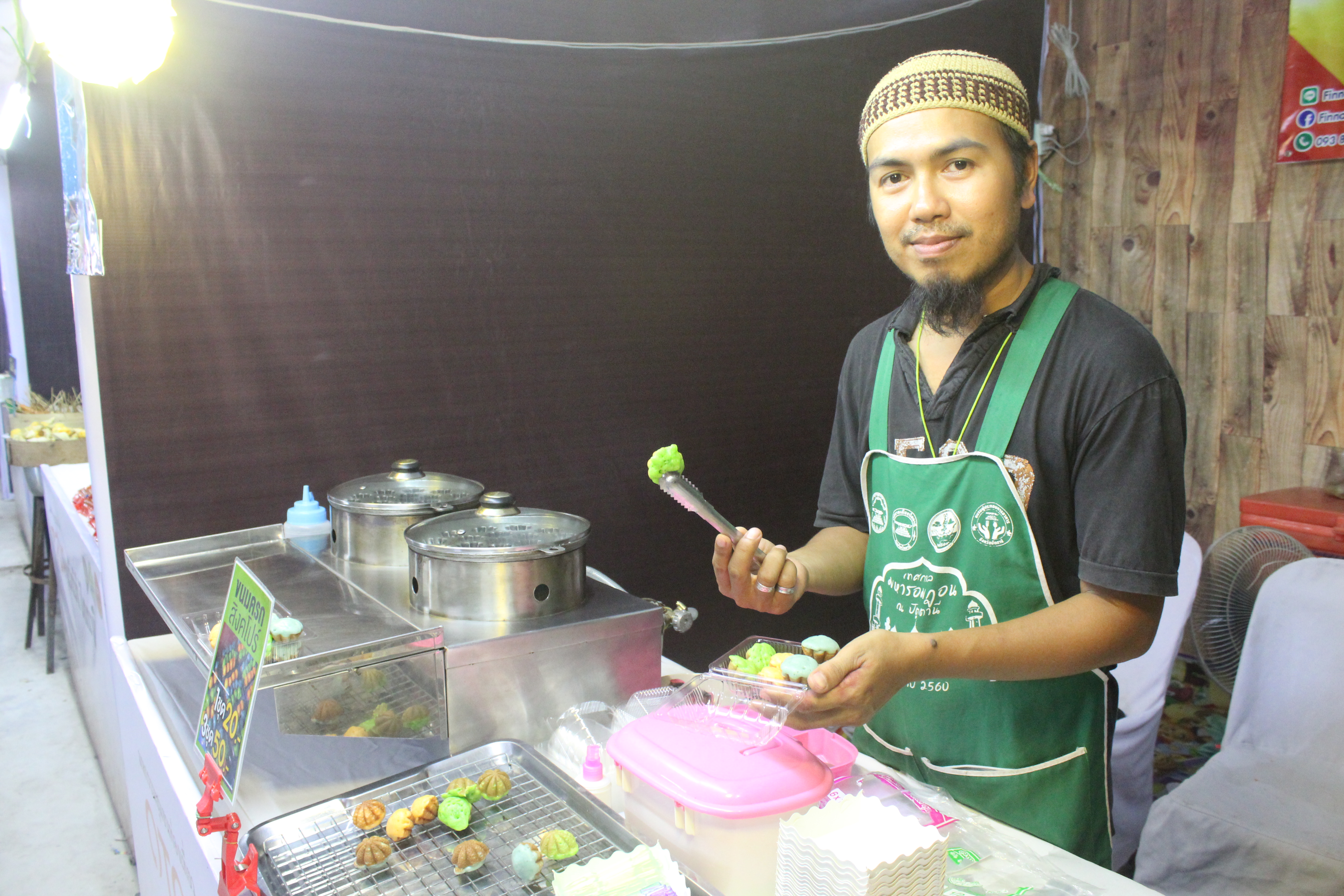 พัฒนาการจังหวัดปัตตานี มอบถ้วยรางวัลและเงินรางวัล ให้แก่ผู้ชนะการประกวดและแข่งขันฯ ในงาน “มหกรรมชุมชนท่องเที่ยว OTOP นวัตวิถี จังหวัดปัตตานี”