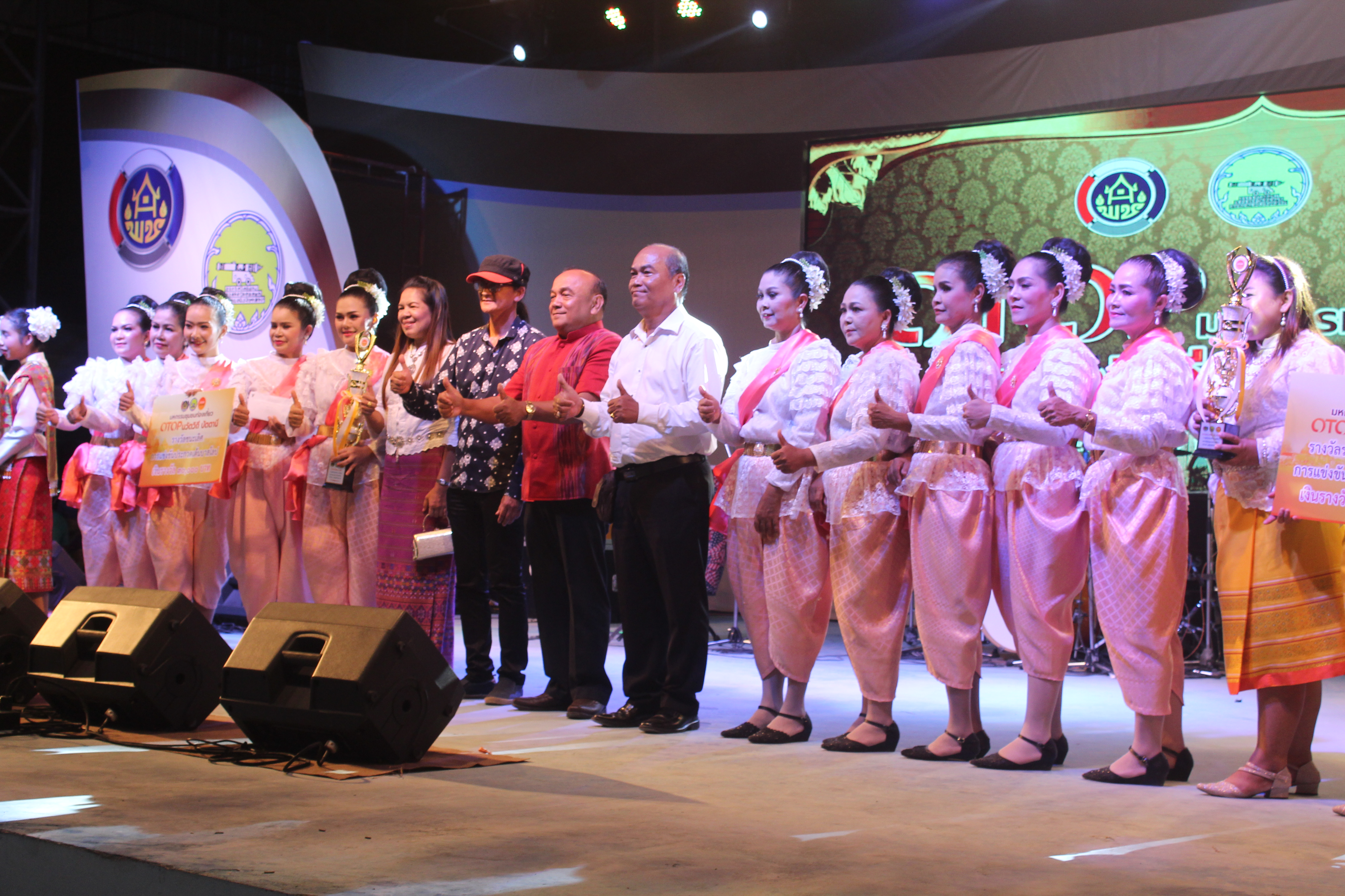 พัฒนาการจังหวัดปัตตานี มอบถ้วยรางวัลและเงินรางวัล ให้แก่ผู้ชนะการประกวดและแข่งขันฯ ในงาน “มหกรรมชุมชนท่องเที่ยว OTOP นวัตวิถี จังหวัดปัตตานี”