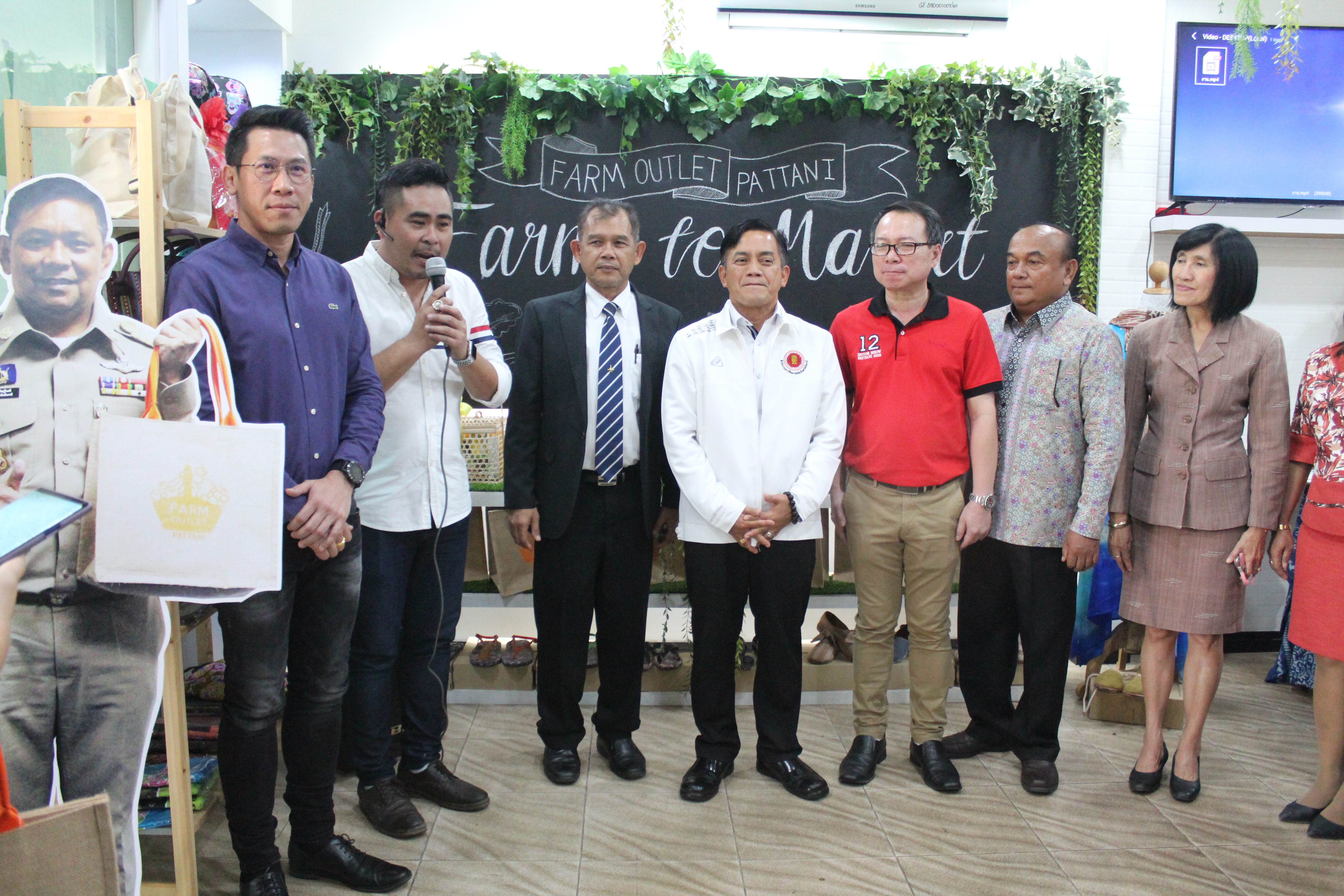 สำนักงานพัฒนาชุมชนจังหวัดปัตตานี ร่วมกับ บริษัทประชารัฐรักสามัคคีปัตตานี (วิสาหกิจเพื่อสังคม) จำกัด จัดกิจกรรมรณรงค์รักษ์โลก ลดการใช้ถุงพลาสติก