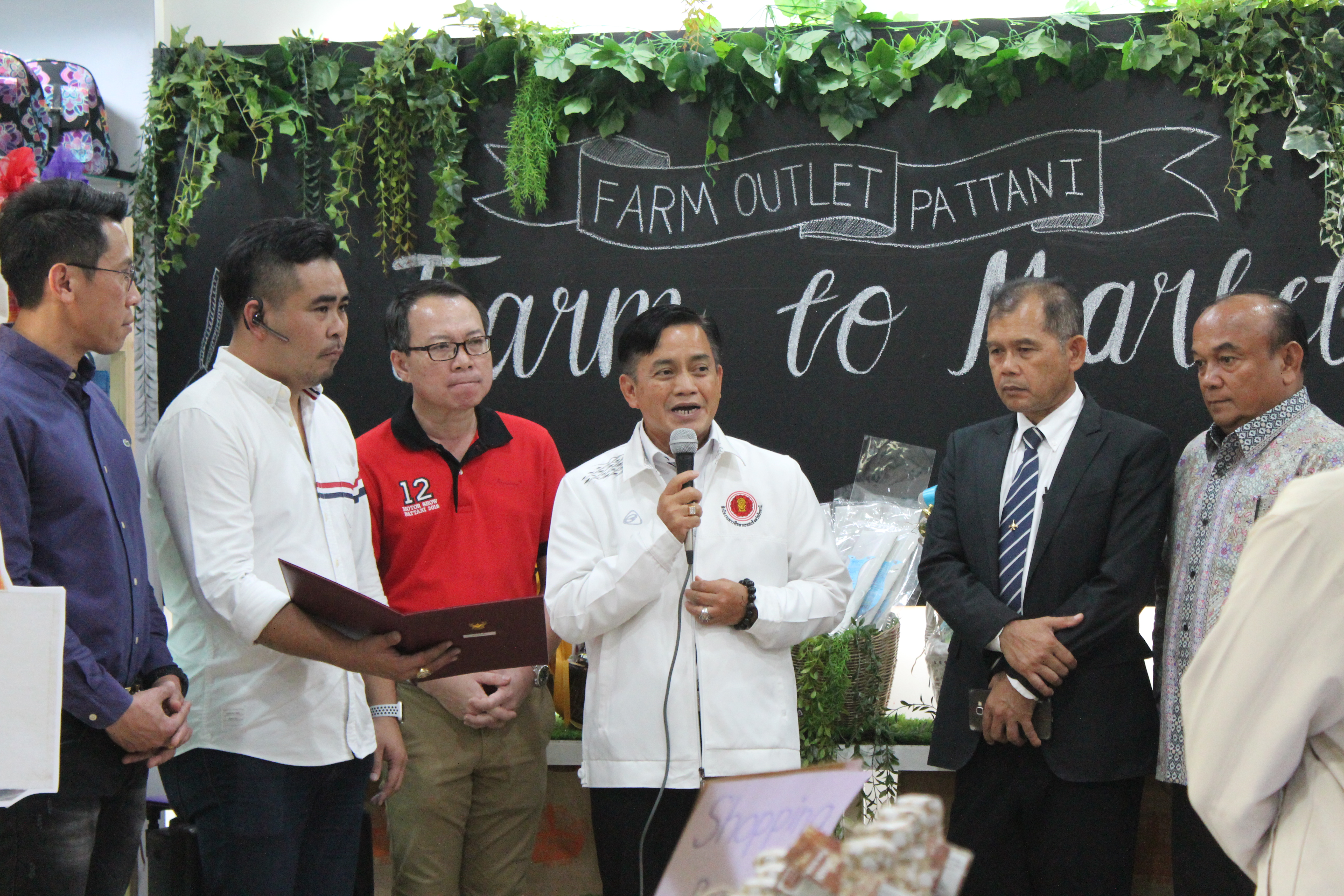 สำนักงานพัฒนาชุมชนจังหวัดปัตตานี ร่วมกับ บริษัทประชารัฐรักสามัคคีปัตตานี (วิสาหกิจเพื่อสังคม) จำกัด จัดกิจกรรมรณรงค์รักษ์โลก ลดการใช้ถุงพลาสติก