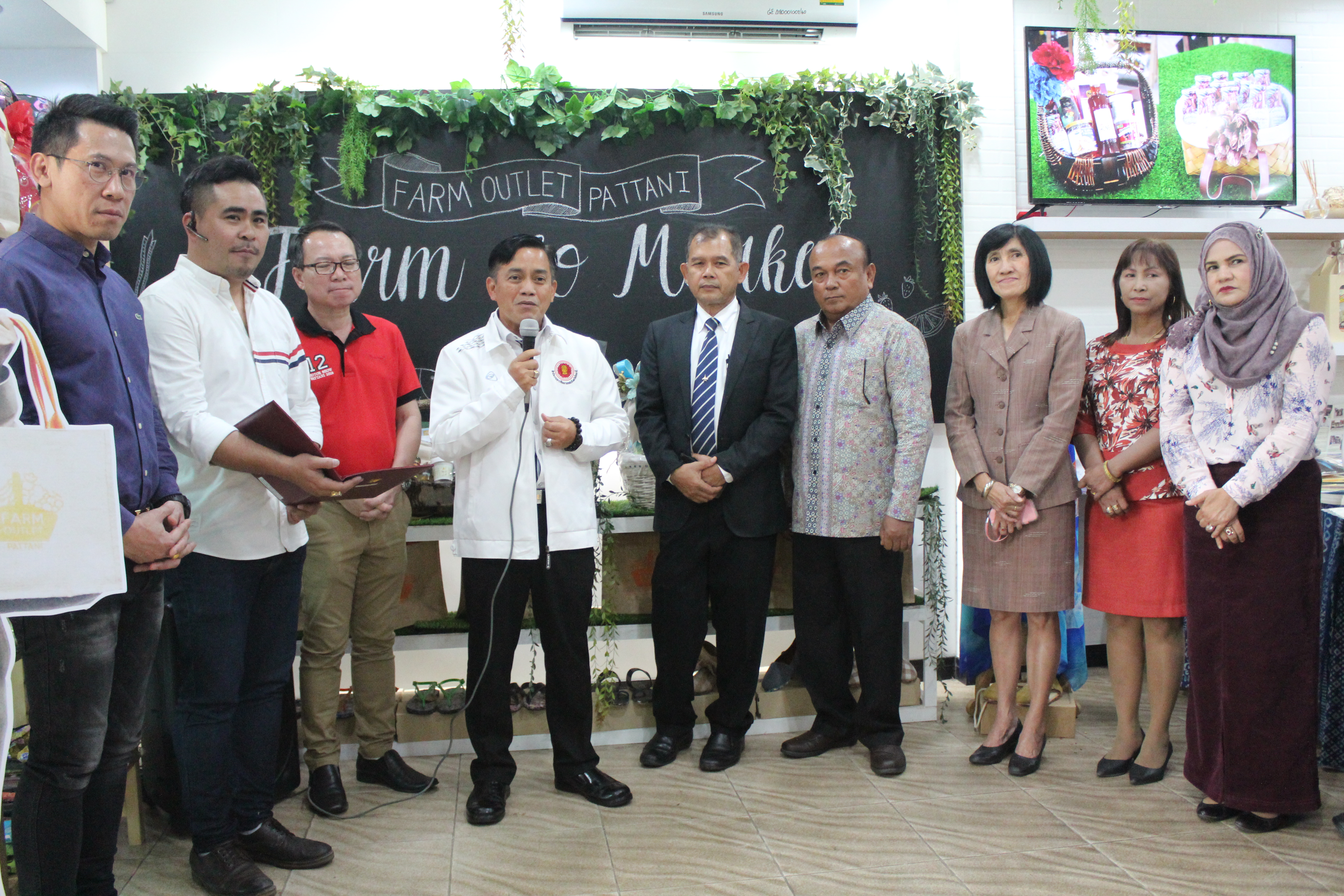 สำนักงานพัฒนาชุมชนจังหวัดปัตตานี ร่วมกับ บริษัทประชารัฐรักสามัคคีปัตตานี (วิสาหกิจเพื่อสังคม) จำกัด จัดกิจกรรมรณรงค์รักษ์โลก ลดการใช้ถุงพลาสติก