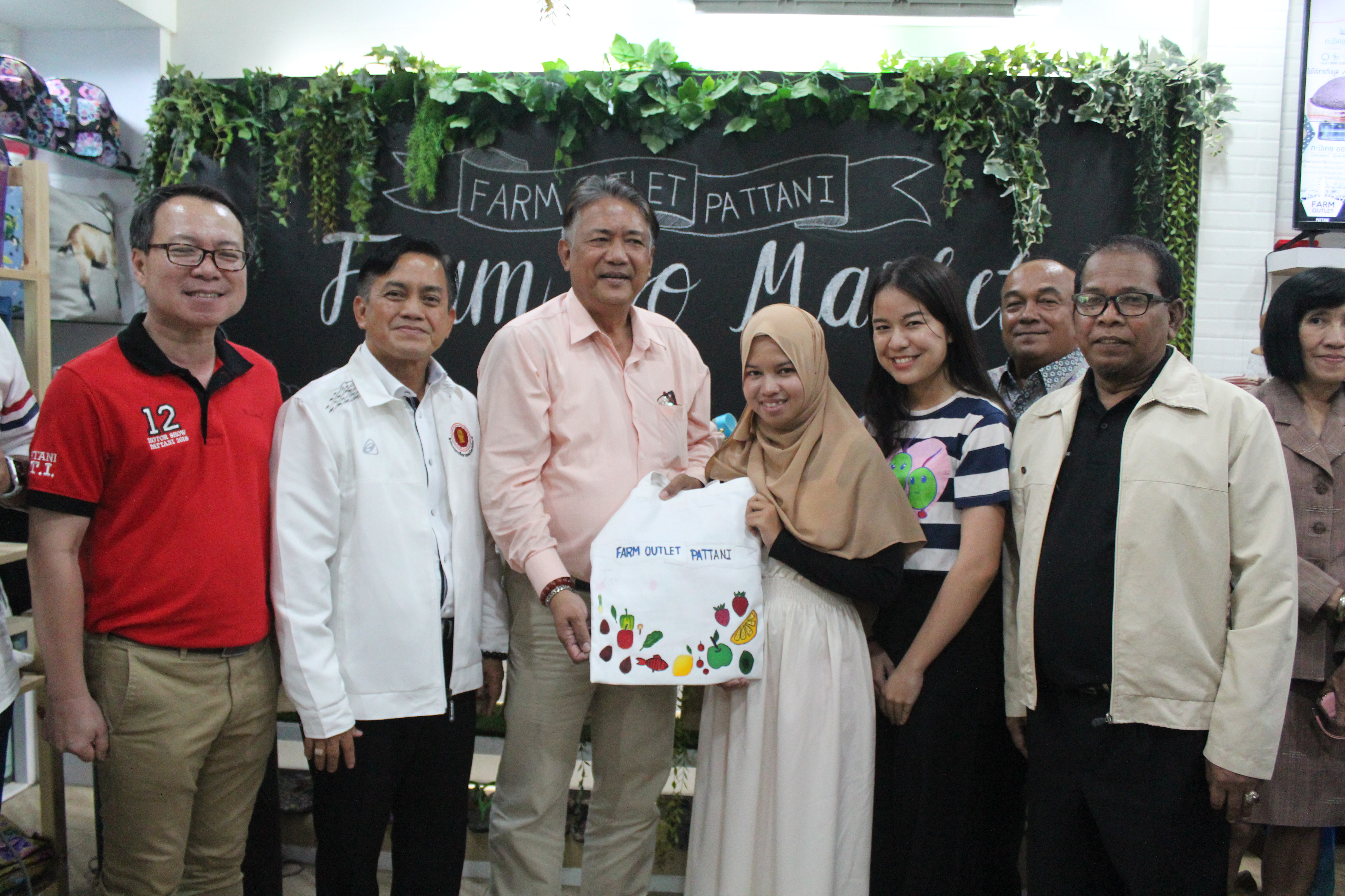 สำนักงานพัฒนาชุมชนจังหวัดปัตตานี ร่วมกับ บริษัทประชารัฐรักสามัคคีปัตตานี (วิสาหกิจเพื่อสังคม) จำกัด จัดกิจกรรมรณรงค์รักษ์โลก ลดการใช้ถุงพลาสติก