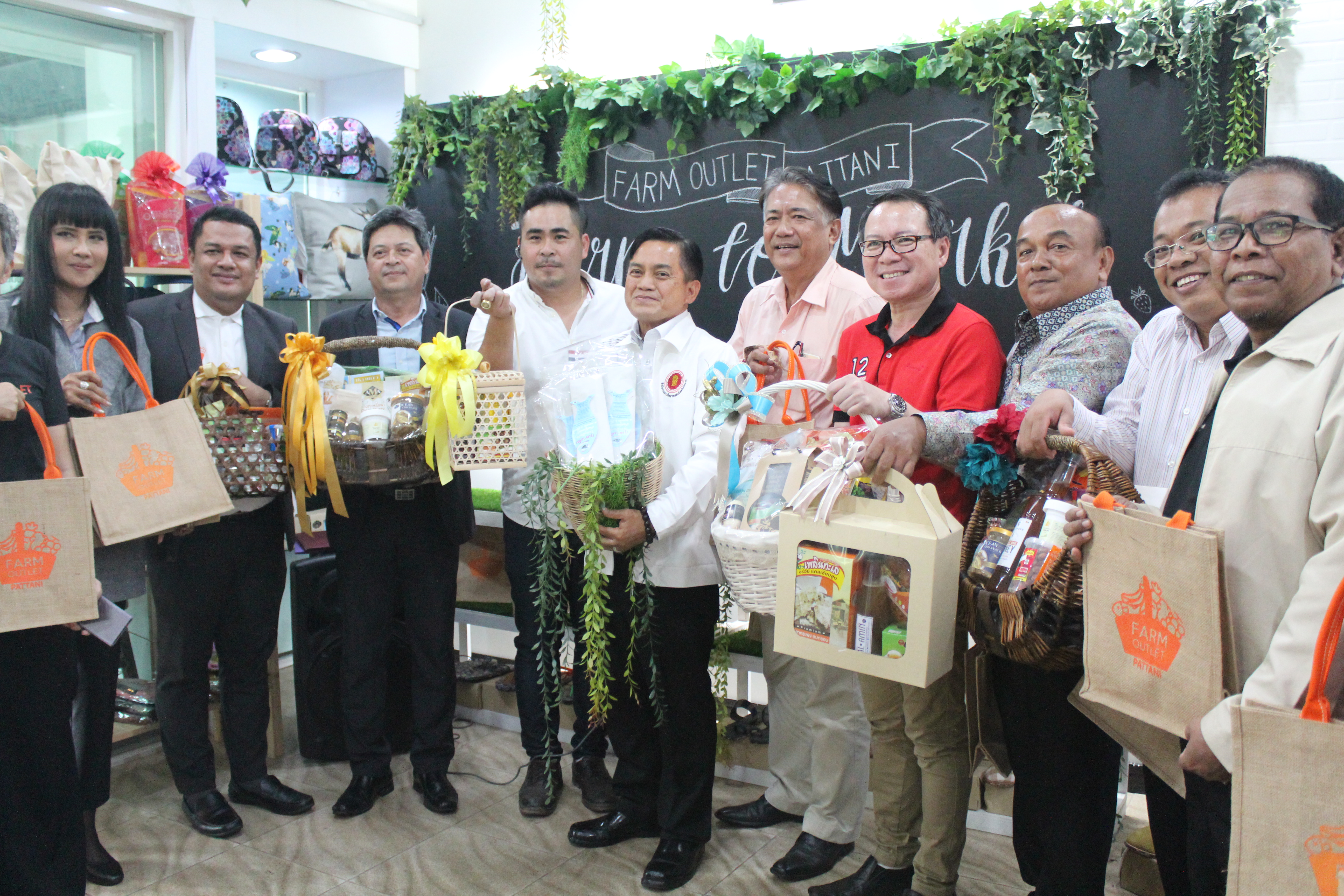 สำนักงานพัฒนาชุมชนจังหวัดปัตตานี ร่วมกับ บริษัทประชารัฐรักสามัคคีปัตตานี (วิสาหกิจเพื่อสังคม) จำกัด จัดกิจกรรมรณรงค์รักษ์โลก ลดการใช้ถุงพลาสติก