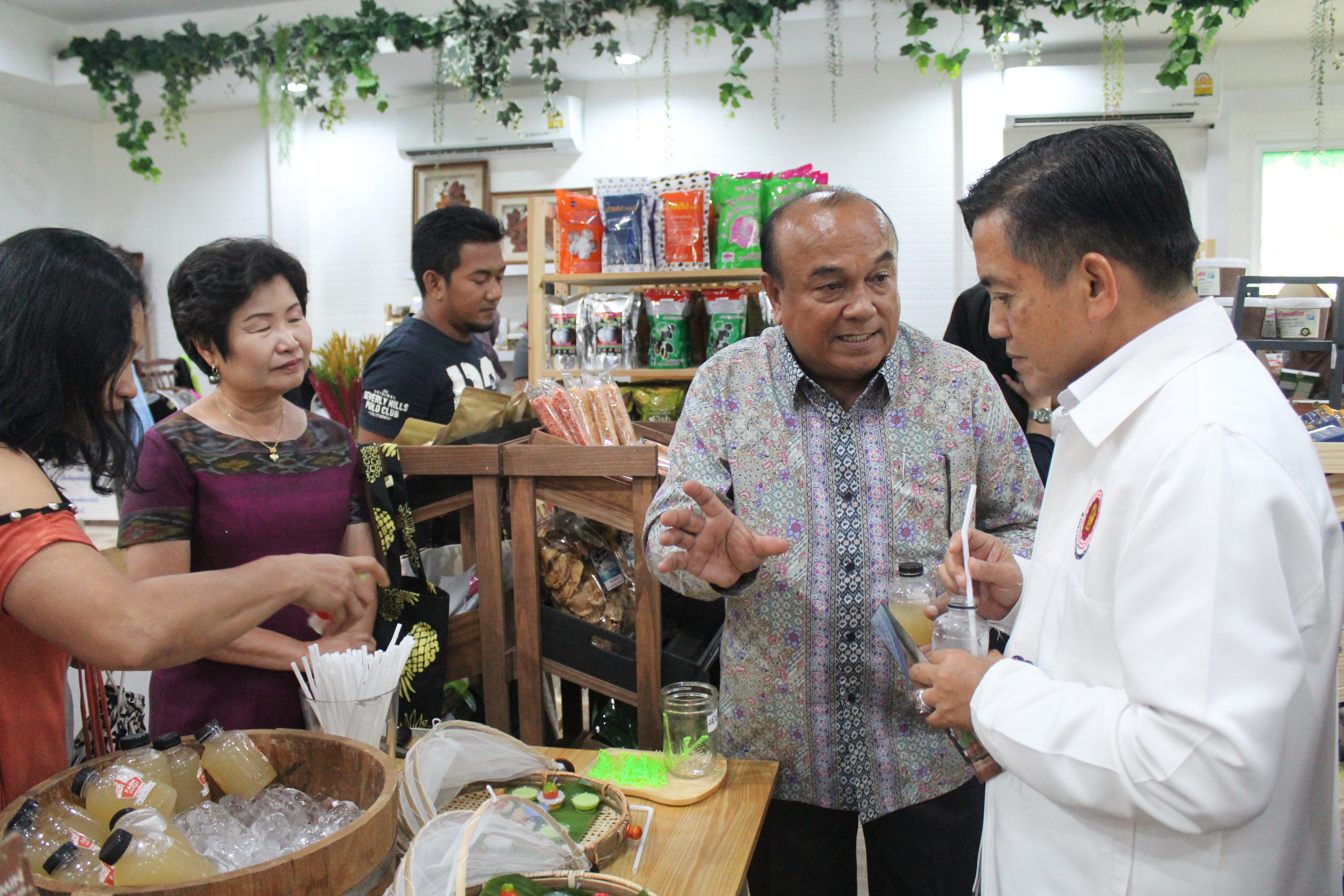 สำนักงานพัฒนาชุมชนจังหวัดปัตตานี ร่วมกับ บริษัทประชารัฐรักสามัคคีปัตตานี (วิสาหกิจเพื่อสังคม) จำกัด จัดกิจกรรมรณรงค์รักษ์โลก ลดการใช้ถุงพลาสติก