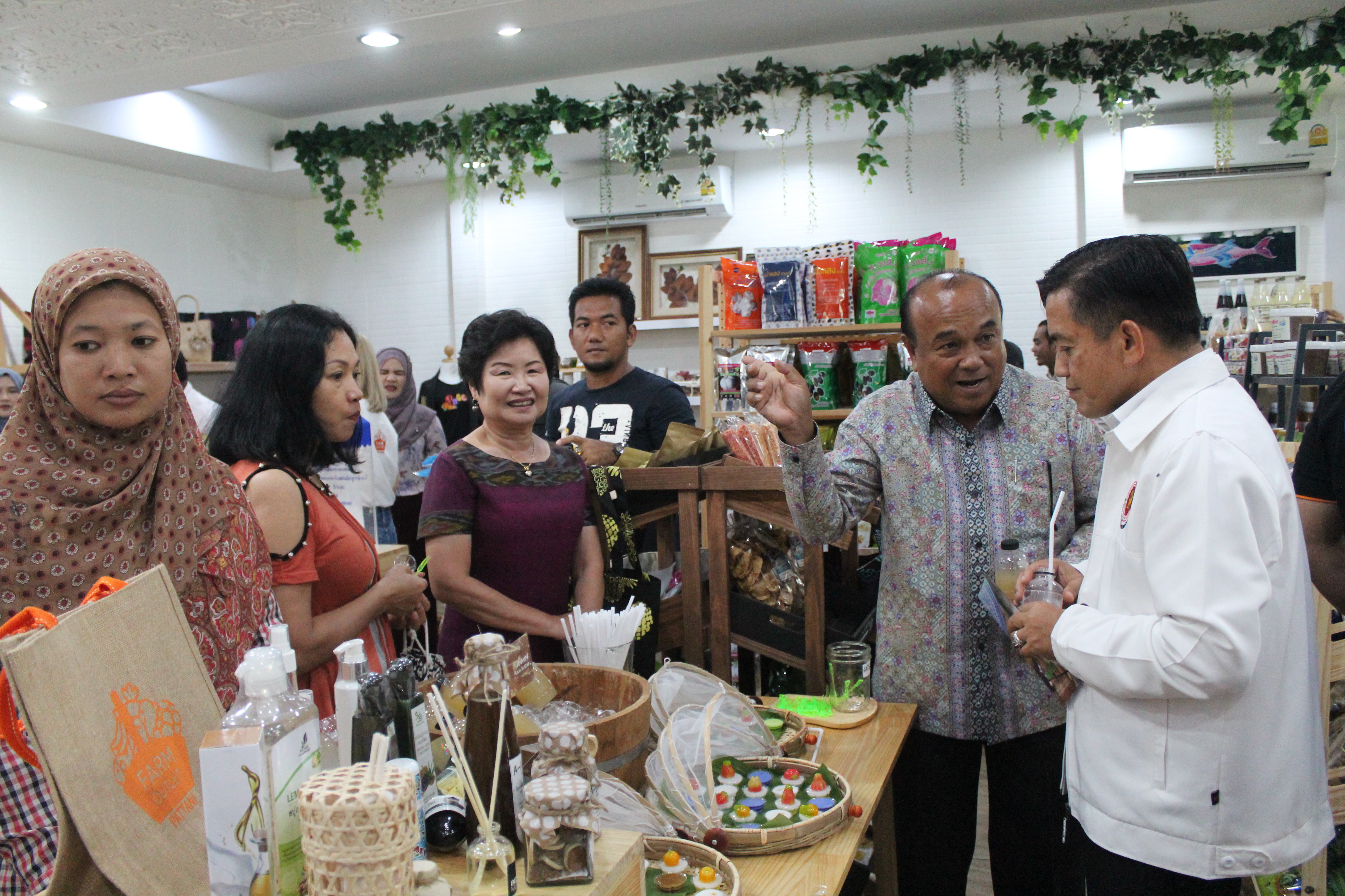 สำนักงานพัฒนาชุมชนจังหวัดปัตตานี ร่วมกับ บริษัทประชารัฐรักสามัคคีปัตตานี (วิสาหกิจเพื่อสังคม) จำกัด จัดกิจกรรมรณรงค์รักษ์โลก ลดการใช้ถุงพลาสติก