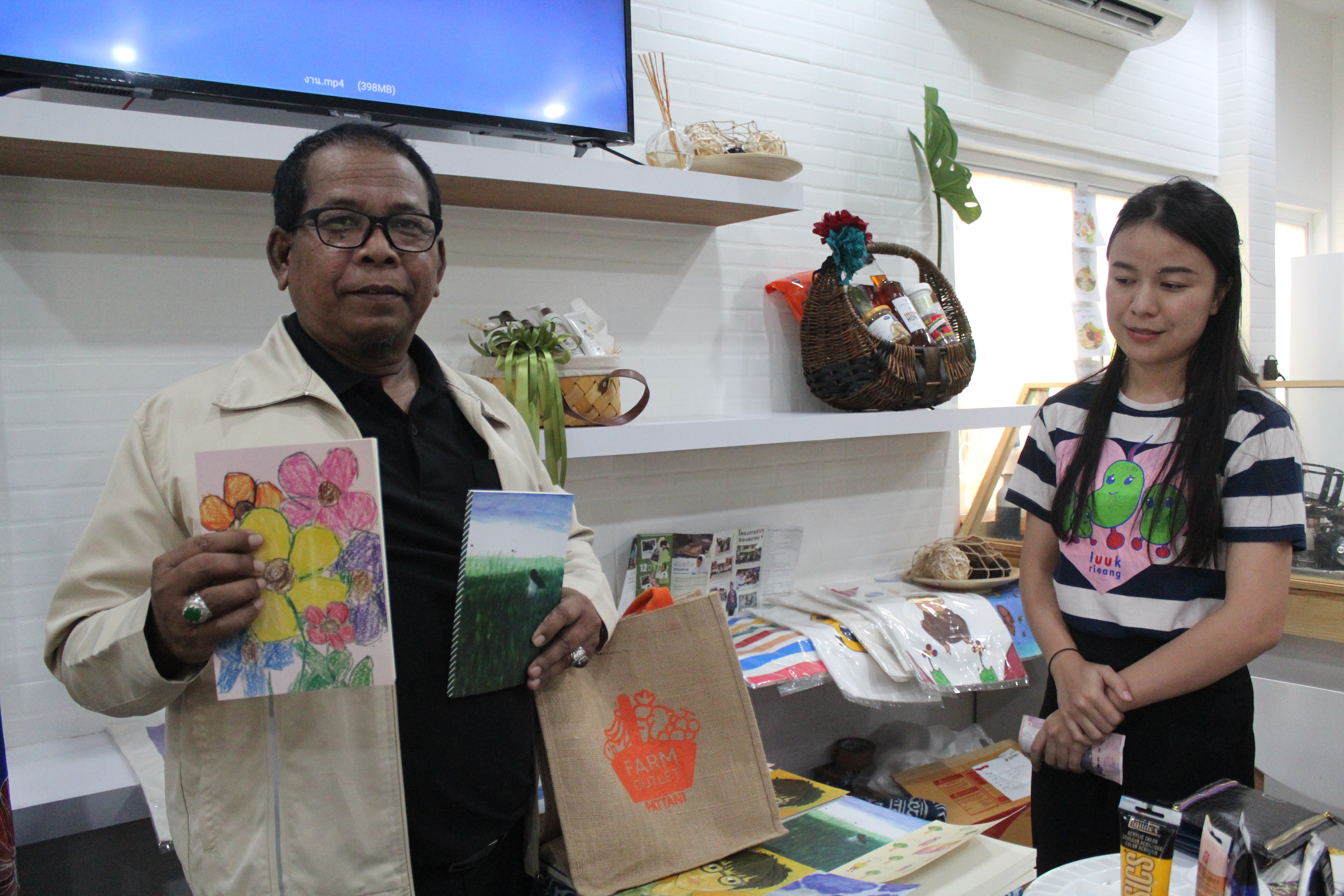 สำนักงานพัฒนาชุมชนจังหวัดปัตตานี ร่วมกับ บริษัทประชารัฐรักสามัคคีปัตตานี (วิสาหกิจเพื่อสังคม) จำกัด จัดกิจกรรมรณรงค์รักษ์โลก ลดการใช้ถุงพลาสติก