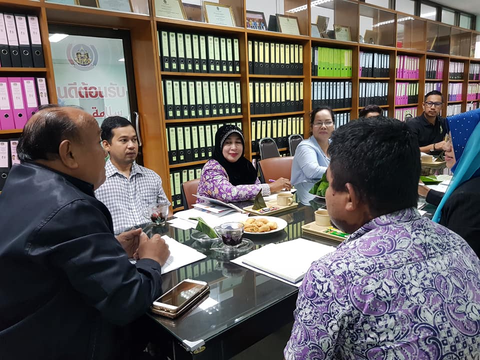 ” พัฒนาการจังหวัดปัตตานี ประชุมชี้แนะแนวทางการบริหารตลาดสินค้า OTOP ระดับจังหวัด ” 