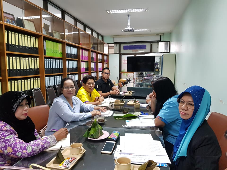” พัฒนาการจังหวัดปัตตานี ประชุมชี้แนะแนวทางการบริหารตลาดสินค้า OTOP ระดับจังหวัด ” 