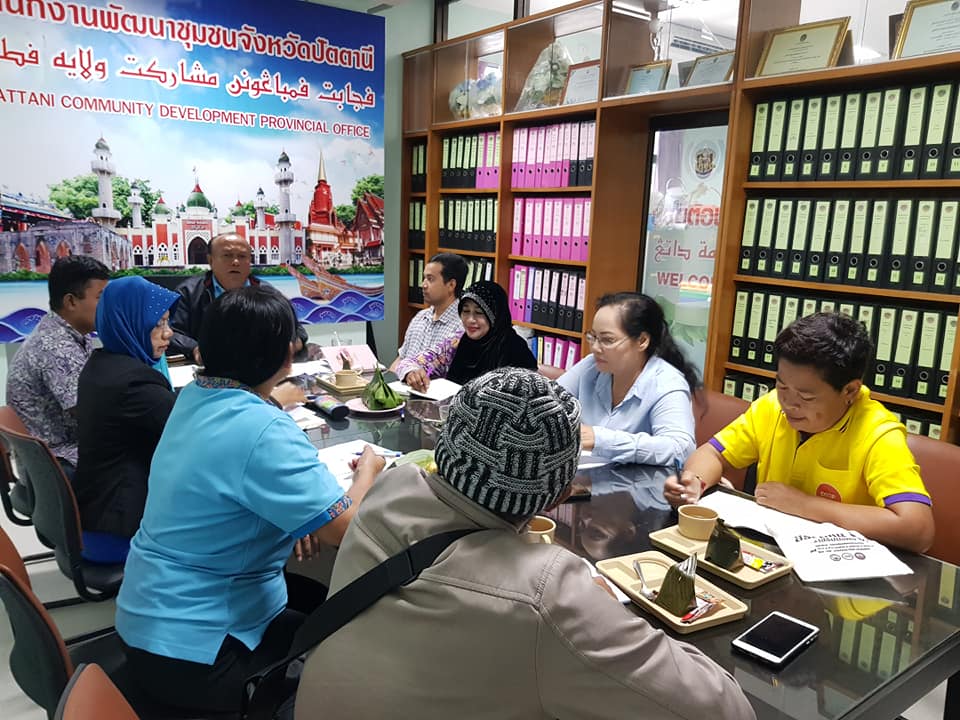 ” พัฒนาการจังหวัดปัตตานี ประชุมชี้แนะแนวทางการบริหารตลาดสินค้า OTOP ระดับจังหวัด ” 