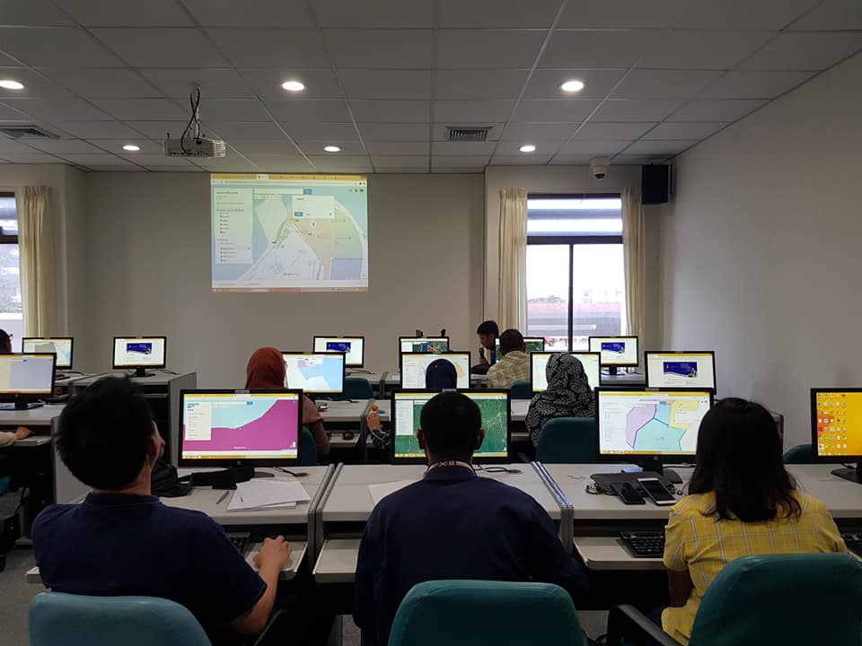 ” พช.ปัตตานี เตรียมข้อมูลกระดาษ เป็นข้อมูล Online! “