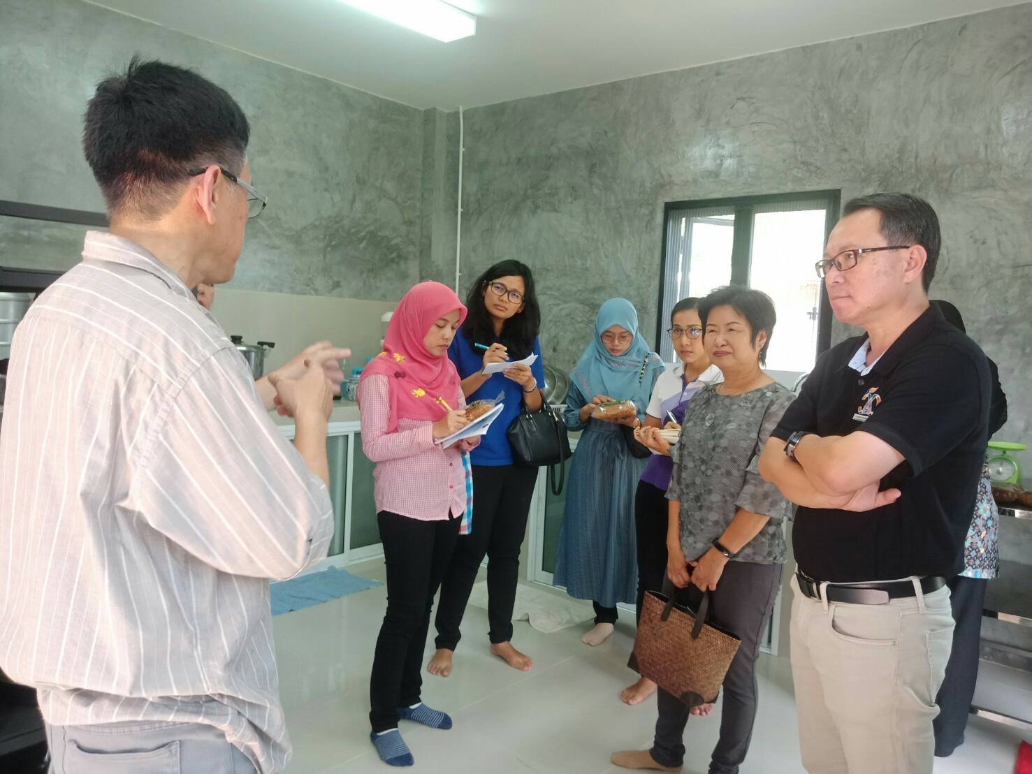 สำนักงานพัฒนาชุมชนจังหวัดปัตตานี ร่วมกับ บริษัทประชารัฐรักสามัคคีปัตตานี (วิสาหกิจเพื่อสังคม) จำกัด ลงพื้นติดตามในเขตอำเภอเมืองปัตตานี
