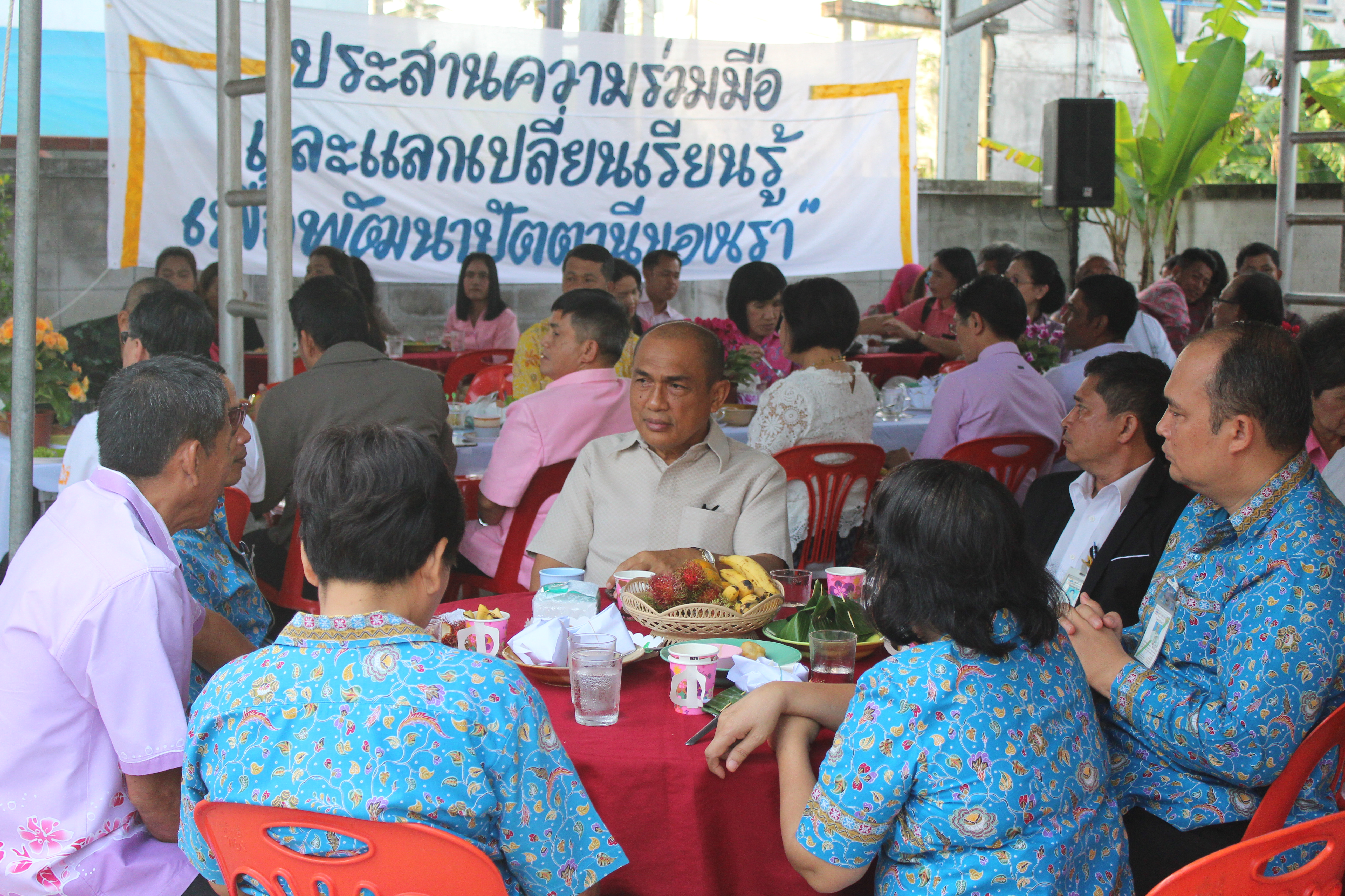 “สดใสชื่นมื่น นั่งกินกาแฟบ้าน พช.(พัฒนาชุมชน)”
