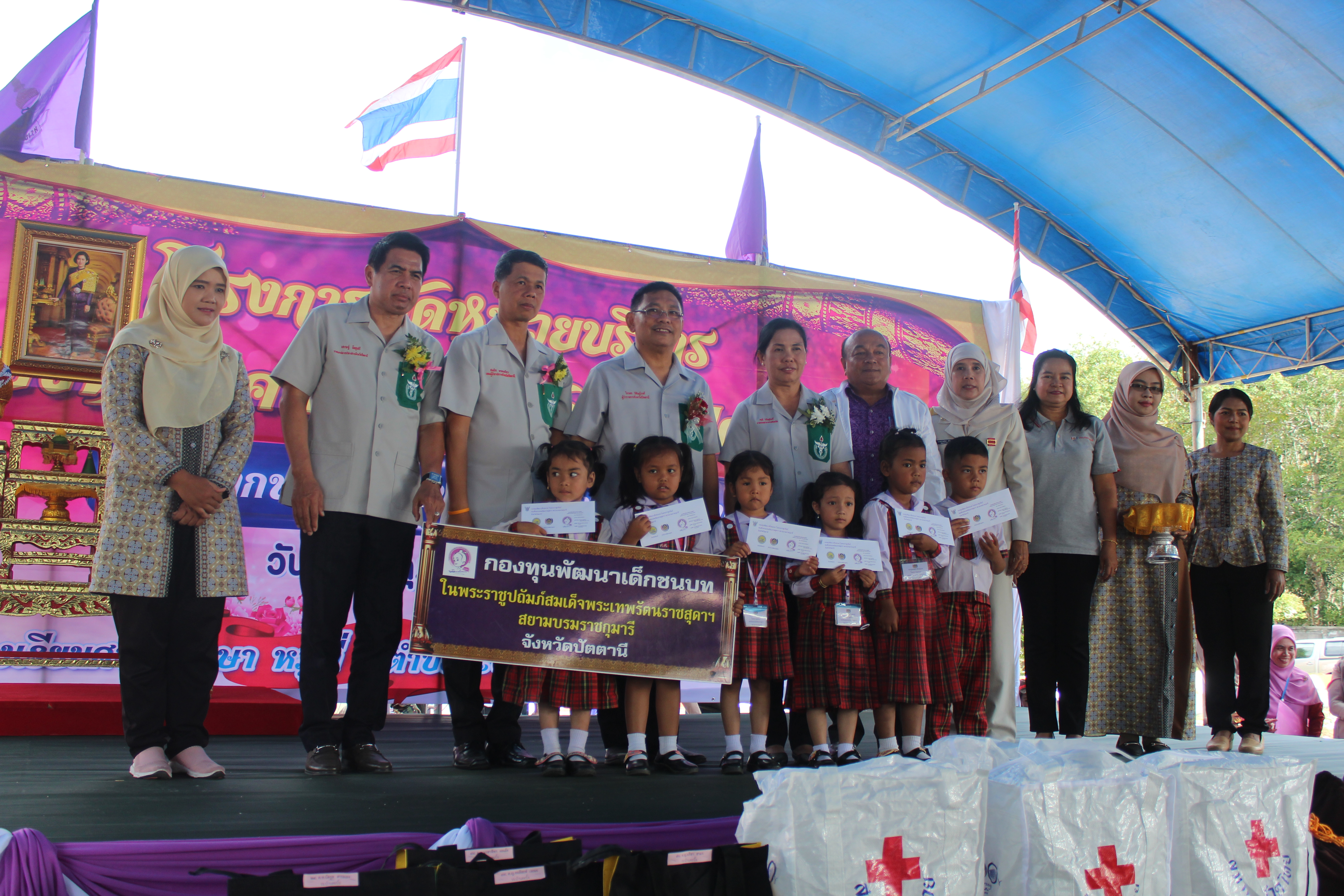 ” พช.ปัตตานี และสพอ.สายบุรี ร่วมกิจกรรมจังหวัดเคลื่อนที่บริการประชาชน “