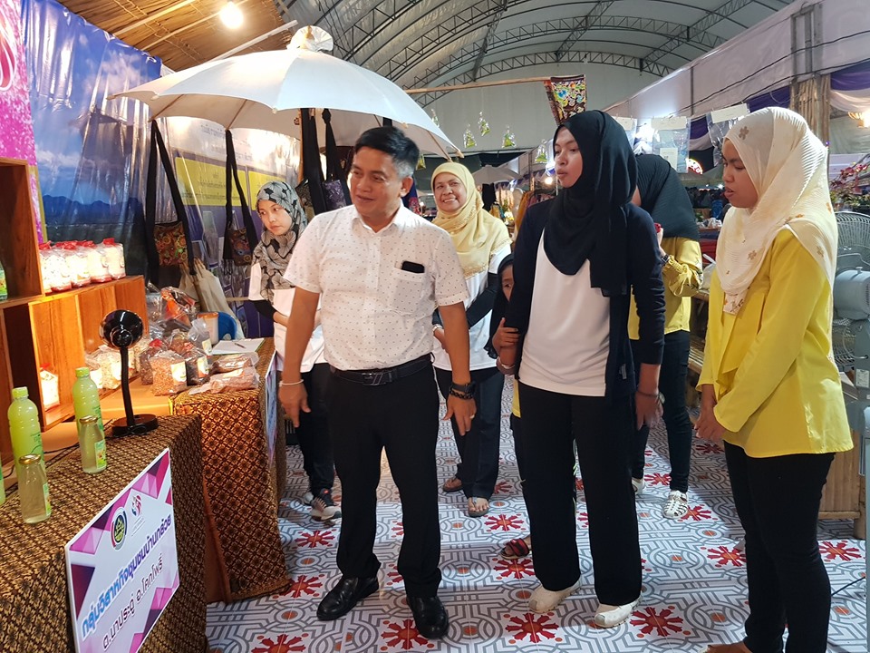 ชื่นชม! ?? ผู้บริหารฯ ชื่นชม “พัฒนาชุมชนปัตตานี” โชว์สุดยอด OTOP หนึ่งตำบล หนึ่งผลิตภัณฑ์ไทย กับแคมเปญ ช้อป ช่วย ชาติ OTOP ลดหย่อนภาษีได้! ในงานกาชาดปัตตานี 62″ ??