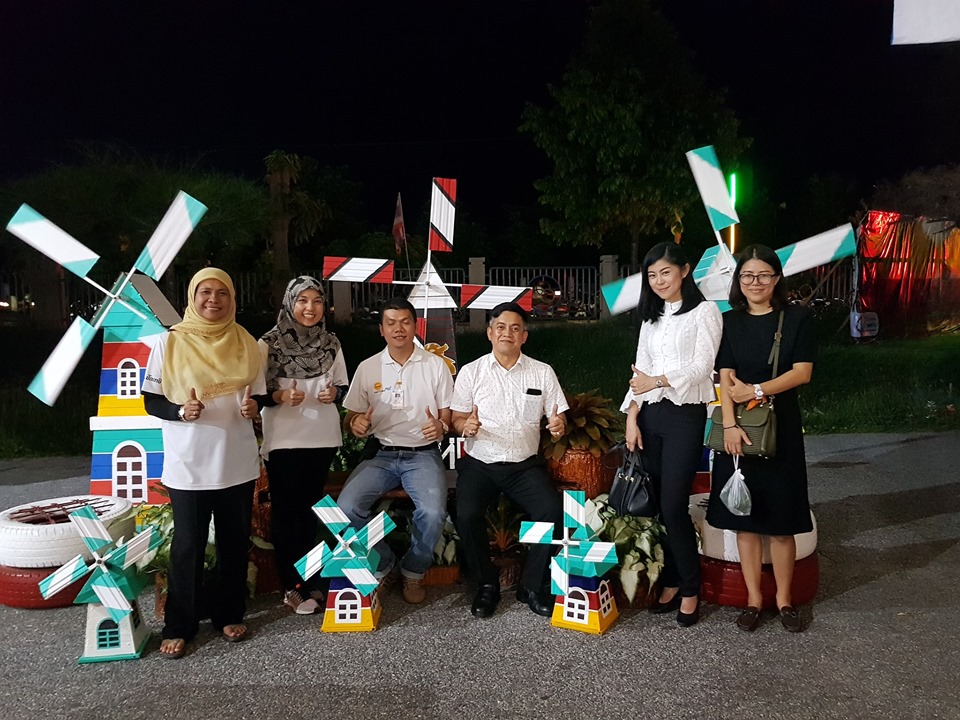 ชื่นชม! ?? ผู้บริหารฯ ชื่นชม “พัฒนาชุมชนปัตตานี” โชว์สุดยอด OTOP หนึ่งตำบล หนึ่งผลิตภัณฑ์ไทย กับแคมเปญ ช้อป ช่วย ชาติ OTOP ลดหย่อนภาษีได้! ในงานกาชาดปัตตานี 62″ ??
