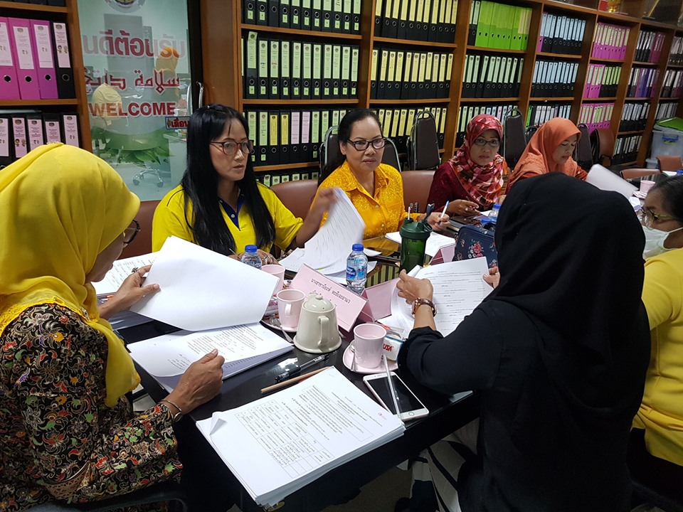 ” คณะทำงานกองทุนสตรีฯ ปัตตานี ประชุมพิจารณาอนุมัติโครงการที่สมาชิกขอรับทุนสนับสนุนอาชีพ “
