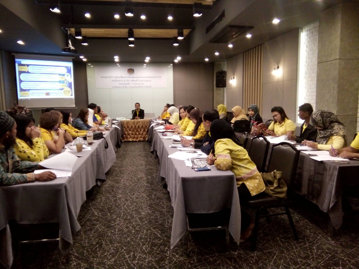 ” พัฒนาชุมชนปัตตานี ประชุมขับเคลื่อน OTOP Mobile “
