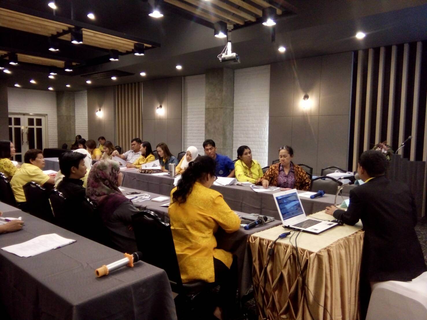 ” พัฒนาชุมชนปัตตานี ประชุมขับเคลื่อน OTOP Mobile “