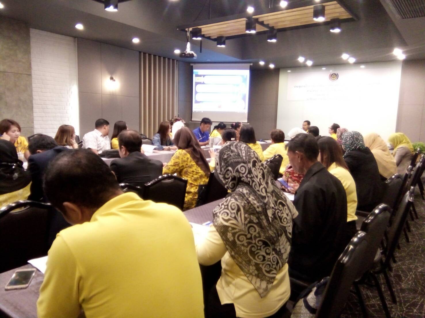 ” พัฒนาชุมชนปัตตานี ประชุมขับเคลื่อน OTOP Mobile “