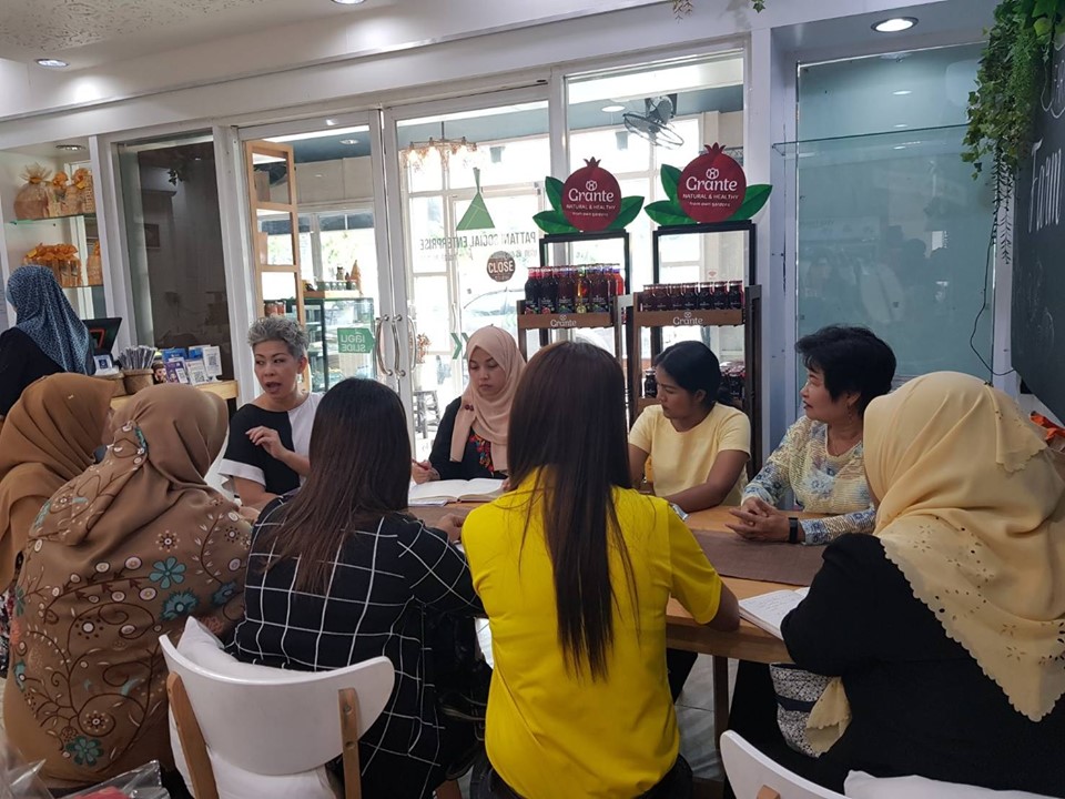 “จนท.พัฒนาชุมชน จ.ปัตตานี ร่วมคัดสรรผลิตภัณฑ์ชุมชน เข้าระบบสต็อกสินค้าหน้าร้านและนำเข้าข้อมูลในระบบ e-commerce เพื่อจำหน่ายสินค้า OTOP ออนไลน์ ผ่านเว็บไซต์ http://pattaniotop.lnwshop.com/ “