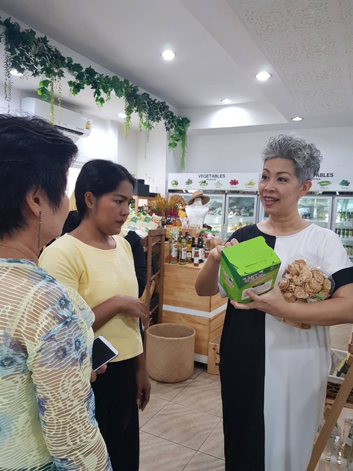 “จนท.พัฒนาชุมชน จ.ปัตตานี ร่วมคัดสรรผลิตภัณฑ์ชุมชน เข้าระบบสต็อกสินค้าหน้าร้านและนำเข้าข้อมูลในระบบ e-commerce เพื่อจำหน่ายสินค้า OTOP ออนไลน์ ผ่านเว็บไซต์ http://pattaniotop.lnwshop.com/ “