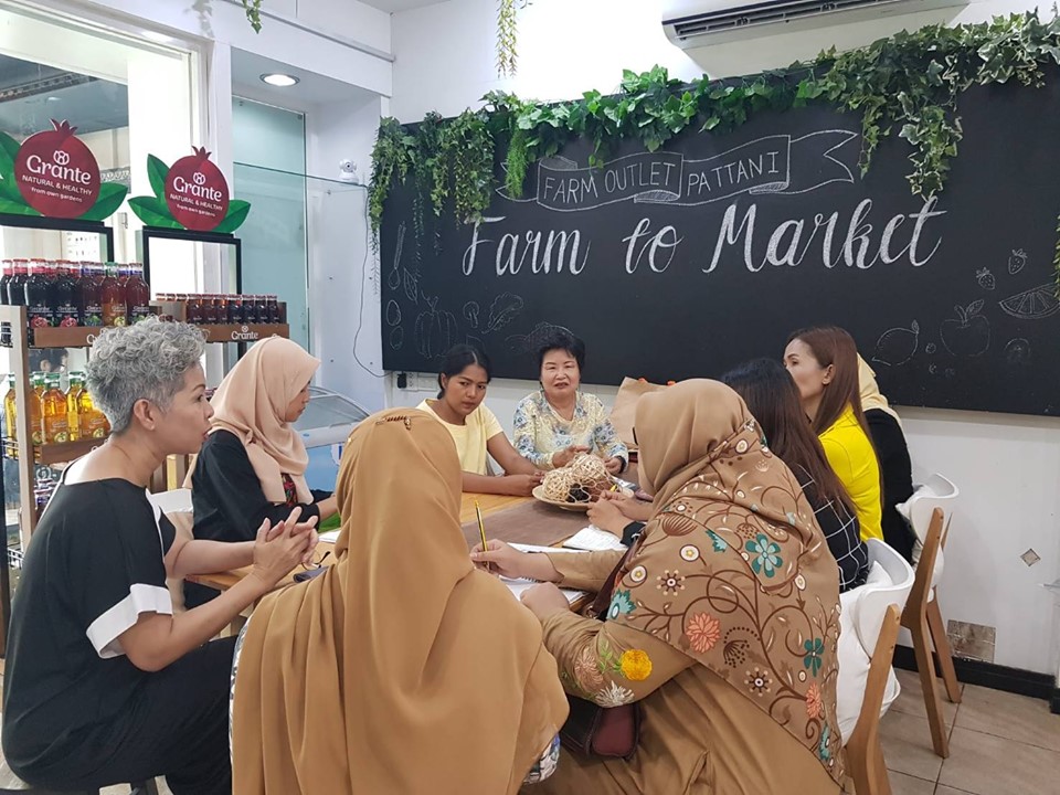 “จนท.พัฒนาชุมชน จ.ปัตตานี ร่วมคัดสรรผลิตภัณฑ์ชุมชน เข้าระบบสต็อกสินค้าหน้าร้านและนำเข้าข้อมูลในระบบ e-commerce เพื่อจำหน่ายสินค้า OTOP ออนไลน์ ผ่านเว็บไซต์ http://pattaniotop.lnwshop.com/ “