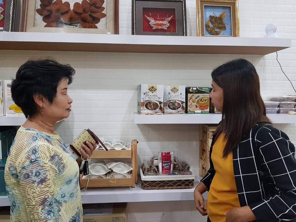 “จนท.พัฒนาชุมชน จ.ปัตตานี ร่วมคัดสรรผลิตภัณฑ์ชุมชน เข้าระบบสต็อกสินค้าหน้าร้านและนำเข้าข้อมูลในระบบ e-commerce เพื่อจำหน่ายสินค้า OTOP ออนไลน์ ผ่านเว็บไซต์ http://pattaniotop.lnwshop.com/ “