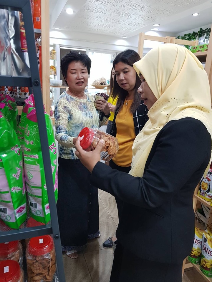 “จนท.พัฒนาชุมชน จ.ปัตตานี ร่วมคัดสรรผลิตภัณฑ์ชุมชน เข้าระบบสต็อกสินค้าหน้าร้านและนำเข้าข้อมูลในระบบ e-commerce เพื่อจำหน่ายสินค้า OTOP ออนไลน์ ผ่านเว็บไซต์ http://pattaniotop.lnwshop.com/ “