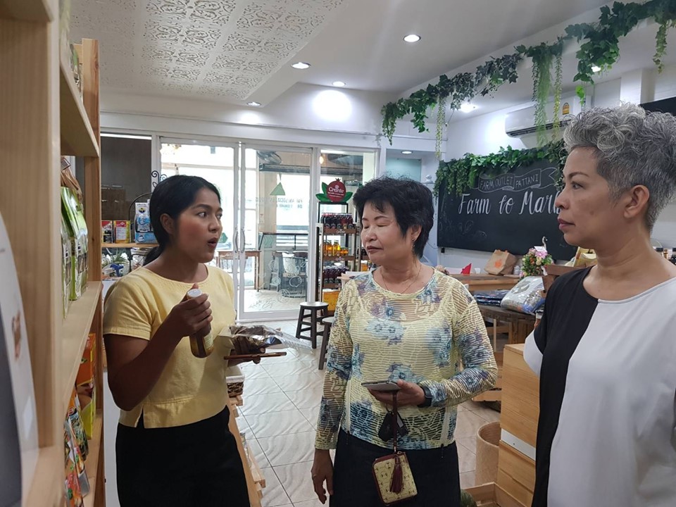 “จนท.พัฒนาชุมชน จ.ปัตตานี ร่วมคัดสรรผลิตภัณฑ์ชุมชน เข้าระบบสต็อกสินค้าหน้าร้านและนำเข้าข้อมูลในระบบ e-commerce เพื่อจำหน่ายสินค้า OTOP ออนไลน์ ผ่านเว็บไซต์ http://pattaniotop.lnwshop.com/ “