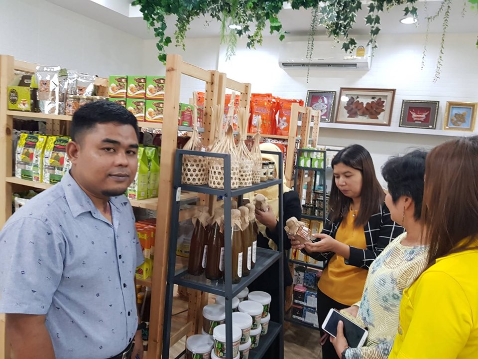 “จนท.พัฒนาชุมชน จ.ปัตตานี ร่วมคัดสรรผลิตภัณฑ์ชุมชน เข้าระบบสต็อกสินค้าหน้าร้านและนำเข้าข้อมูลในระบบ e-commerce เพื่อจำหน่ายสินค้า OTOP ออนไลน์ ผ่านเว็บไซต์ http://pattaniotop.lnwshop.com/ “
