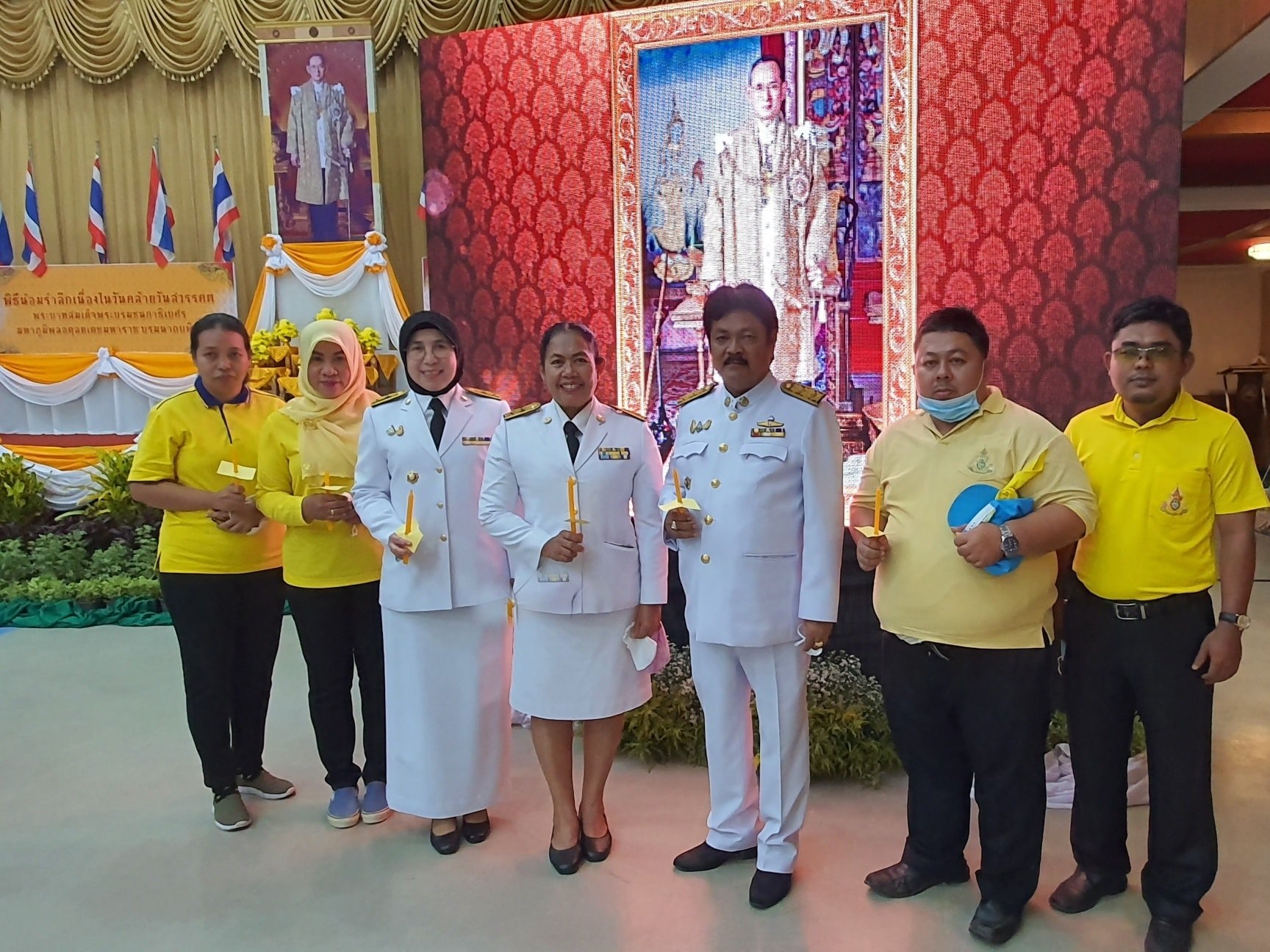 กิจกรรม : พิธีจุดเทียนเพื่อน้อมรำลึกในพระมหากรุณาธิคุณ พระบาทสมเด็จพระบรมชนกาธิเบศร มหาภูมิพลอดุลยเดชมหาราช บรมนาถบพิตร