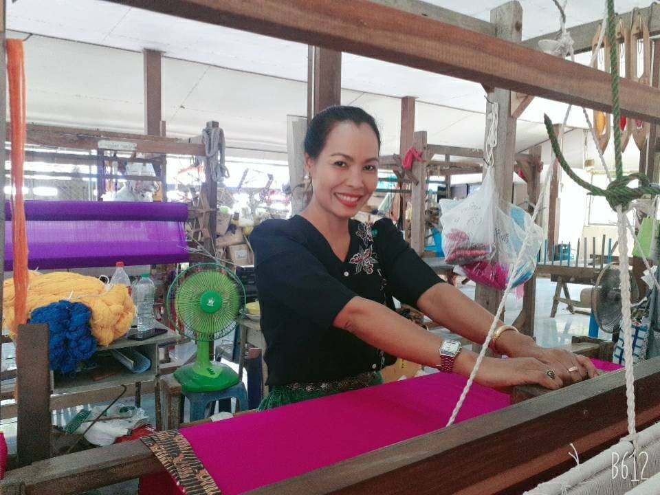 กิจกรรม : พัฒนาชุมชนจังหวัดปัตตานี ร่วมสืบสานพระราชปณิธานสมเด็จพระนางเจ้าสิริกิติ์ พระบรมราชินีนาถ พระบรมราชชนนีพันปีหลวง ที่ทรงอนุรักษ์ ส่งเสริม และเชิดชูอัตลักษณ์ คุณค่าผ้าไทย ให้คงอยู่ คู่แผ่นดิน