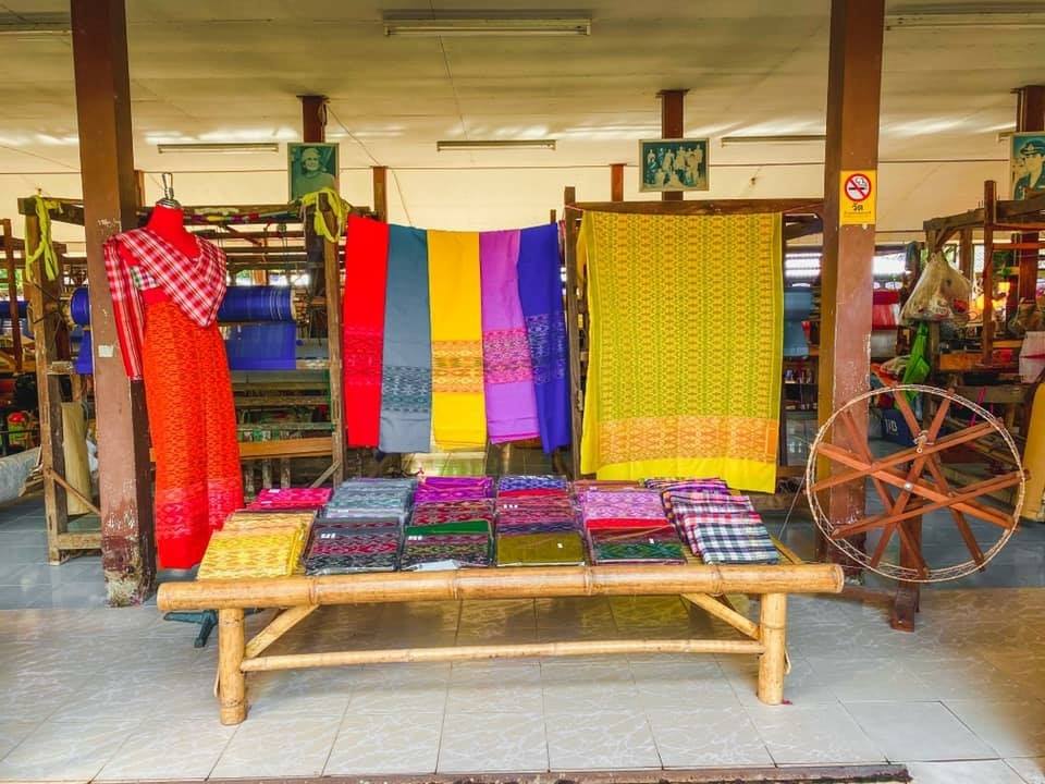 กิจกรรม : พัฒนาชุมชนจังหวัดปัตตานี ร่วมสืบสานพระราชปณิธานสมเด็จพระนางเจ้าสิริกิติ์ พระบรมราชินีนาถ พระบรมราชชนนีพันปีหลวง ที่ทรงอนุรักษ์ ส่งเสริม และเชิดชูอัตลักษณ์ คุณค่าผ้าไทย ให้คงอยู่ คู่แผ่นดิน