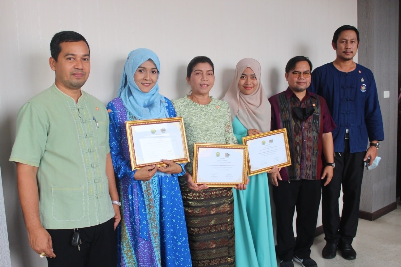 กิจกรรม : ผู้ว่าฯ ปัตตานี มอบประกาศเกียรติบัตรเชิดชูเกียรติกลุ่มอาชีพกองทุนพัฒนาบทบาทสตรีดีเด่น จังหวัดปัตตานี