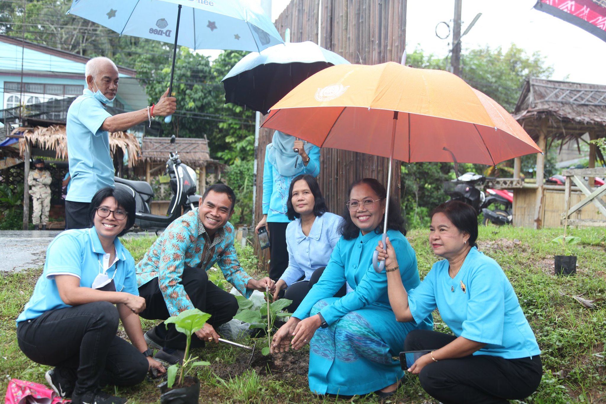 กิจกรรม : (พิธีพุทธ) พช.ปัตตานี จัดพิธีทำบุญตักบาตร ถวายเป็นพระราชกุศล สมเด็จพระนางเจ้าสิริกิติ์ พระบรมราชินีนาถ พระบรมราชชนนีพันปีหลวง เนื่องในวันก่อตั้งกองทุนแม่ของแผ่นดิน
