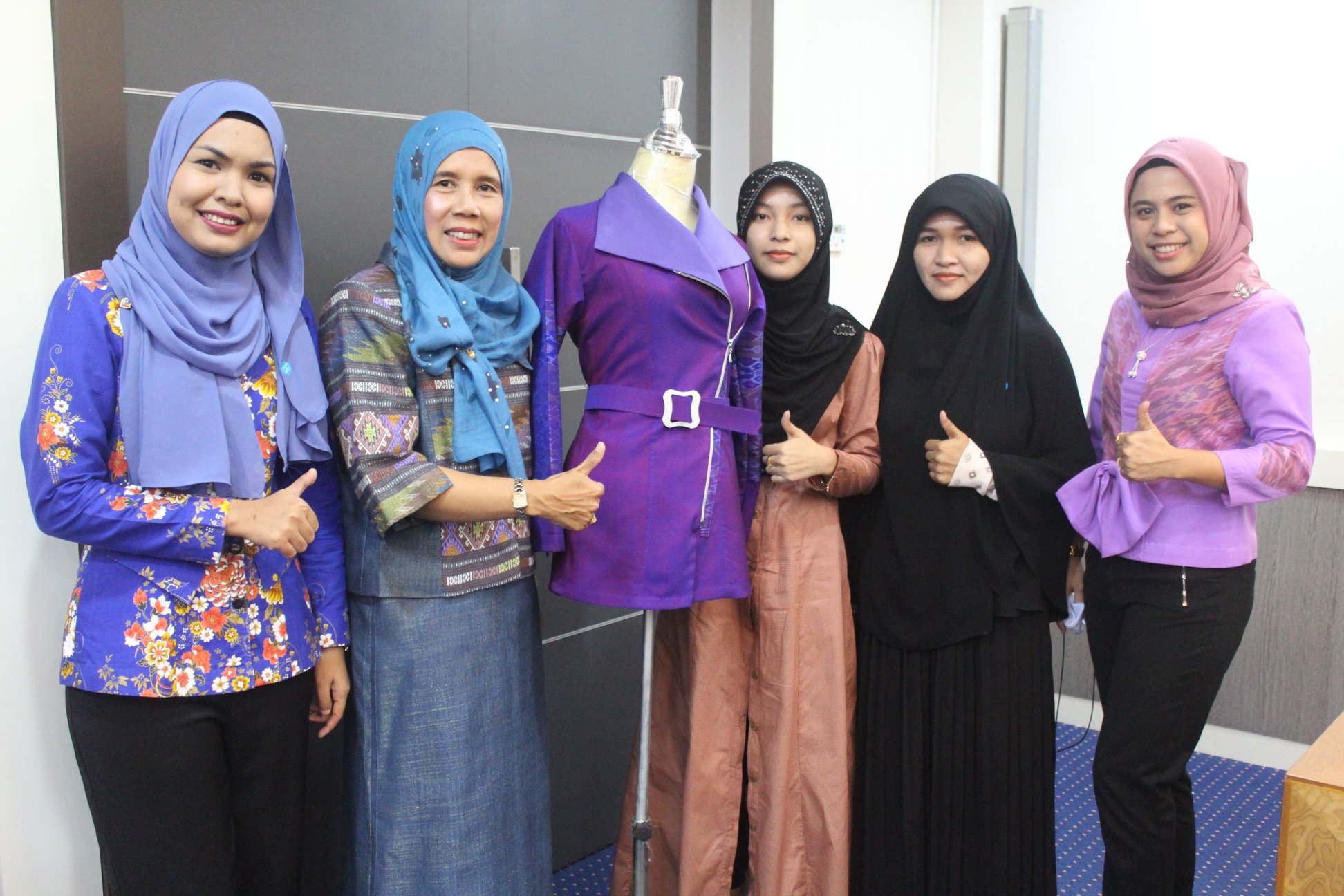 กิจกรรม : คัดเลือกผลงานออกแบบชุดผ้าไทย ที่สามารถสวมใส่ได้จริง ตามโครงการ CDD Young Designer Contest 2020 ออกแบบชุดเสื้อผ้าจากผ้าอัตลักษณ์ ผ้าประจำจังหวัด หรือผ้าที่มีแหล่งผลิตในจังหวัด